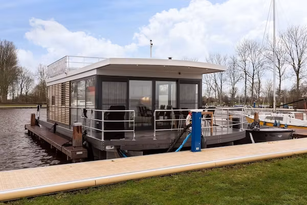 Houseboat Elysium met dakterras in Sneek - Foto 1 van 40