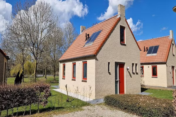 6 - Persons Lakeside Child-friendly Bungalow in Ewijk - Foto 1 van 13