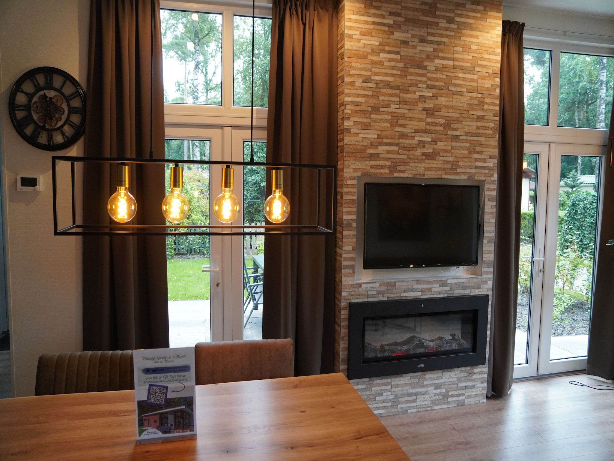 De eetkamer van Vakantiepark De Rimboe & De Woeste Hoogte 25 in Hoenderloo