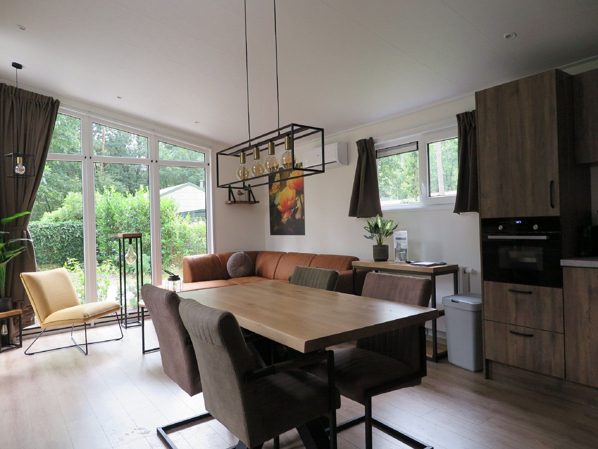 De eetkamer van Vakantiepark De Rimboe & De Woeste Hoogte 25 in Hoenderloo