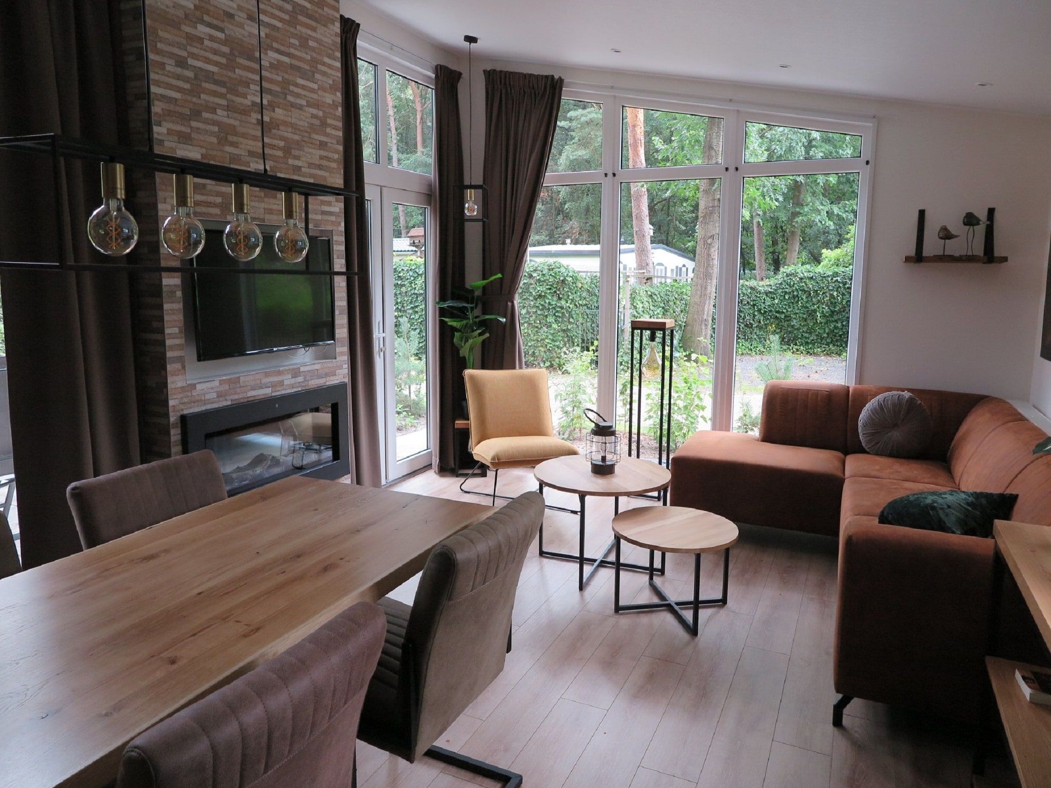 De woonkamer van Vakantiepark De Rimboe & De Woeste Hoogte 25 in Hoenderloo