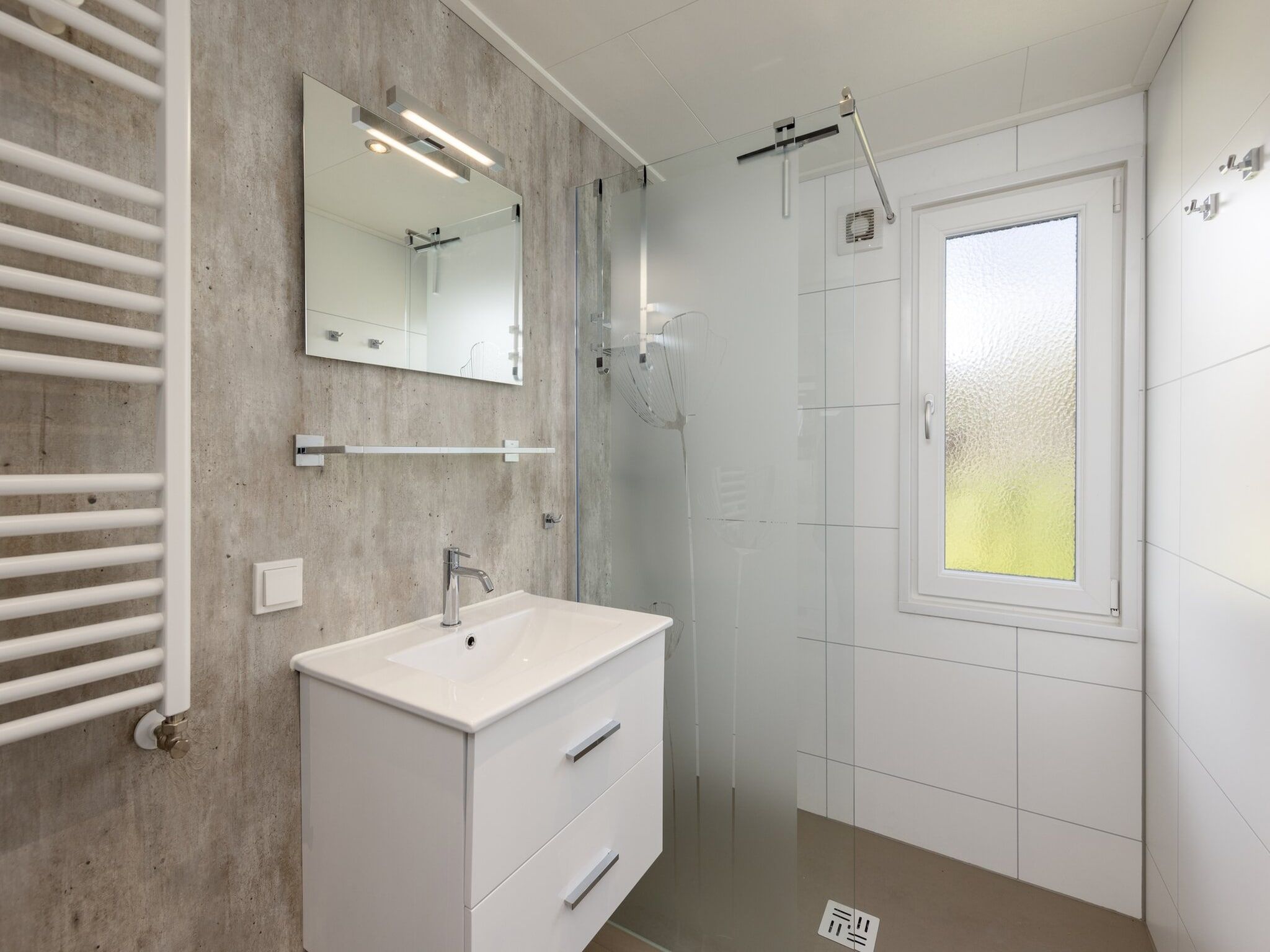 De badkamer van Recreatiepark Tolplas 18 in Hoge Hexel