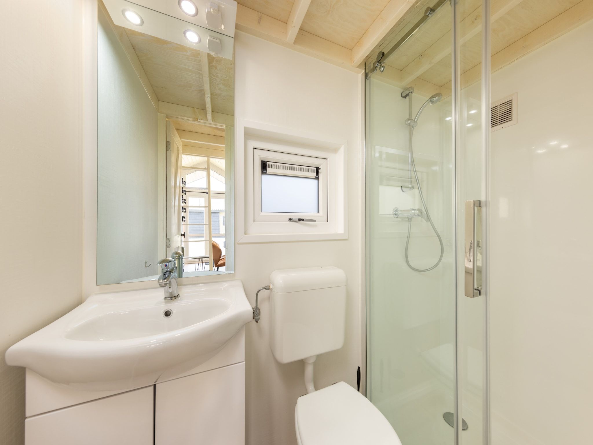 De badkamer van Recreatiepark Tolplas 19 in Hoge Hexel