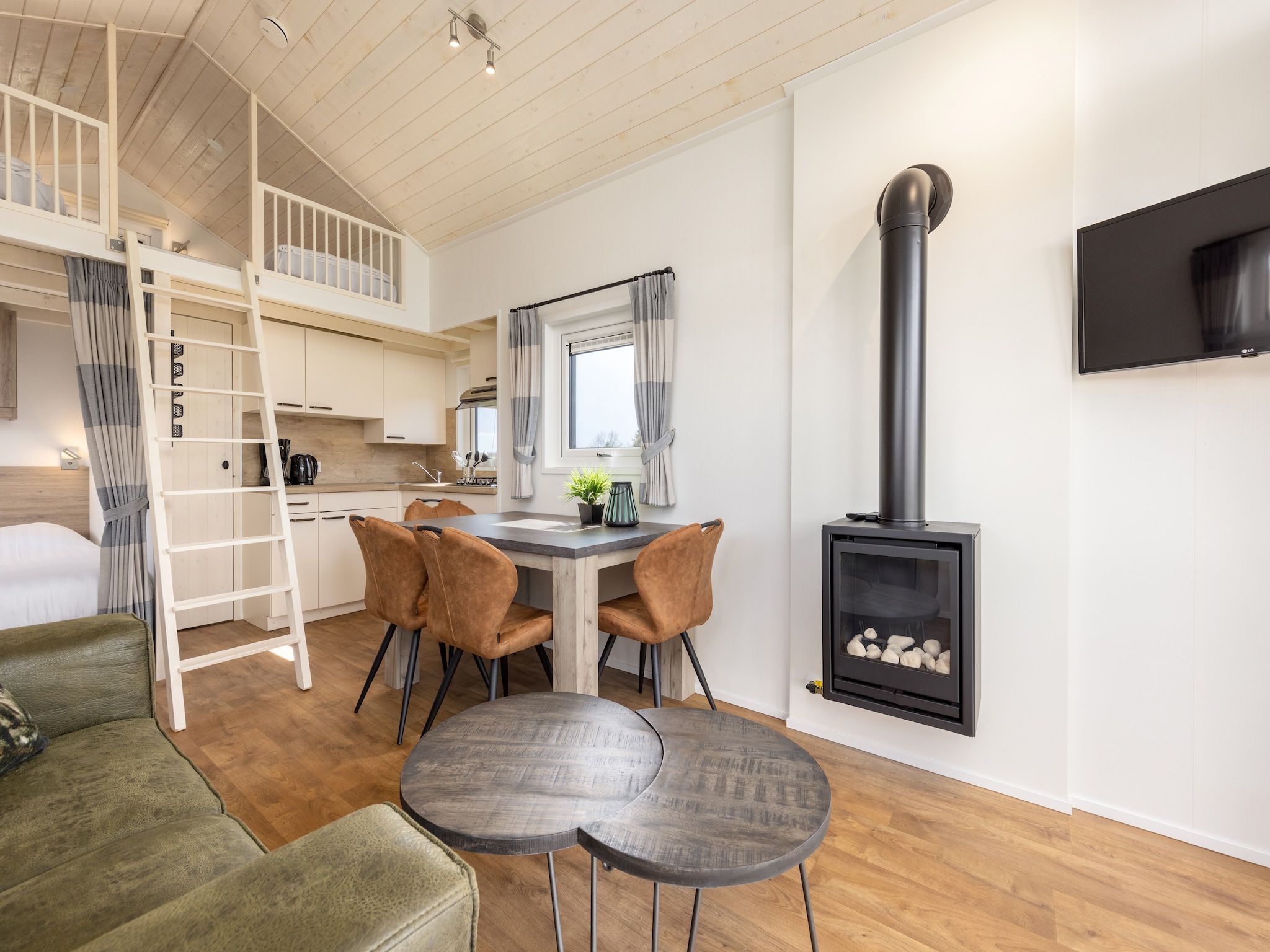 De eetkamer van Recreatiepark Tolplas 19 in Hoge Hexel