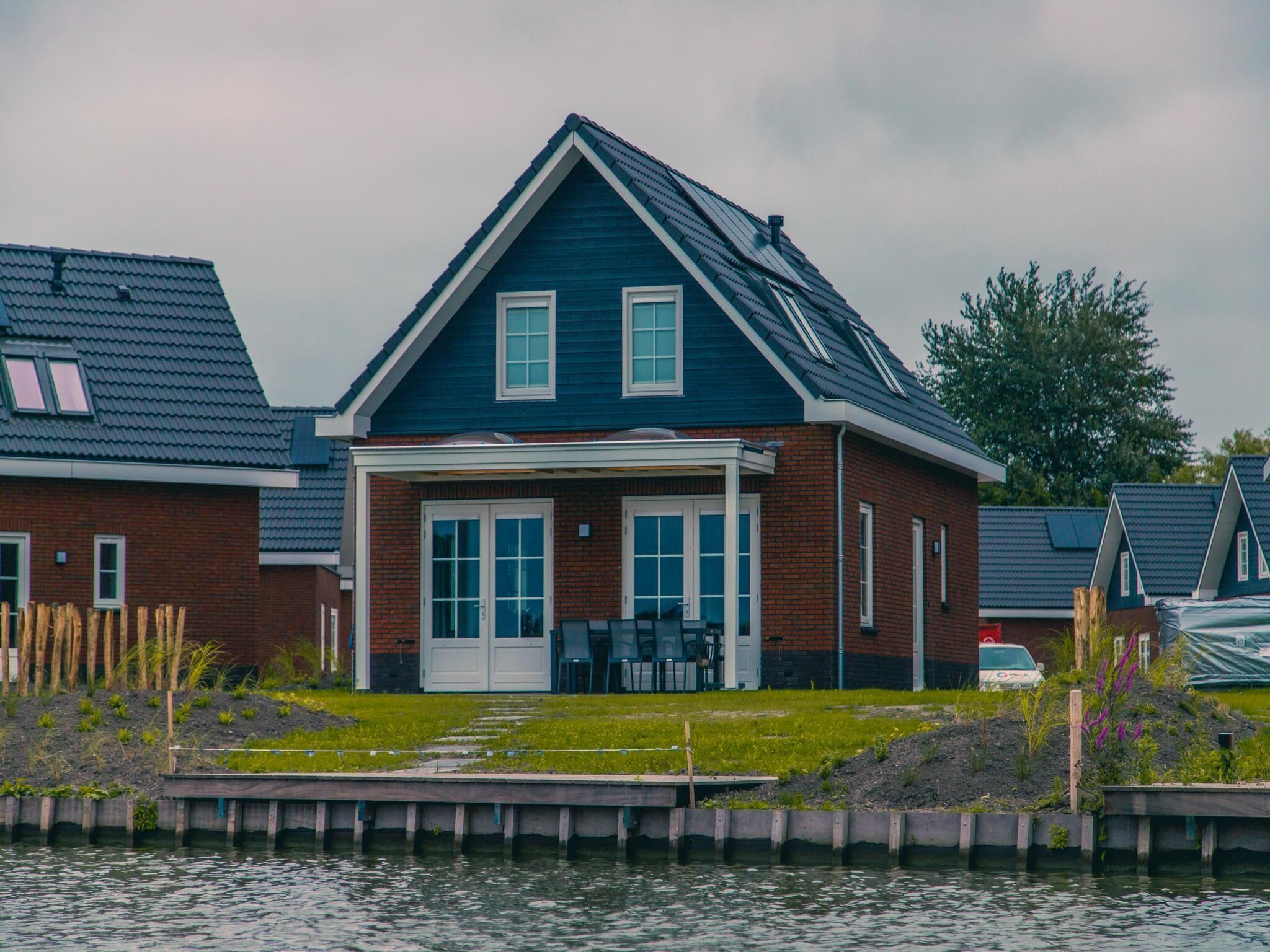 Het terras van Watervilla 6 in Medemblik