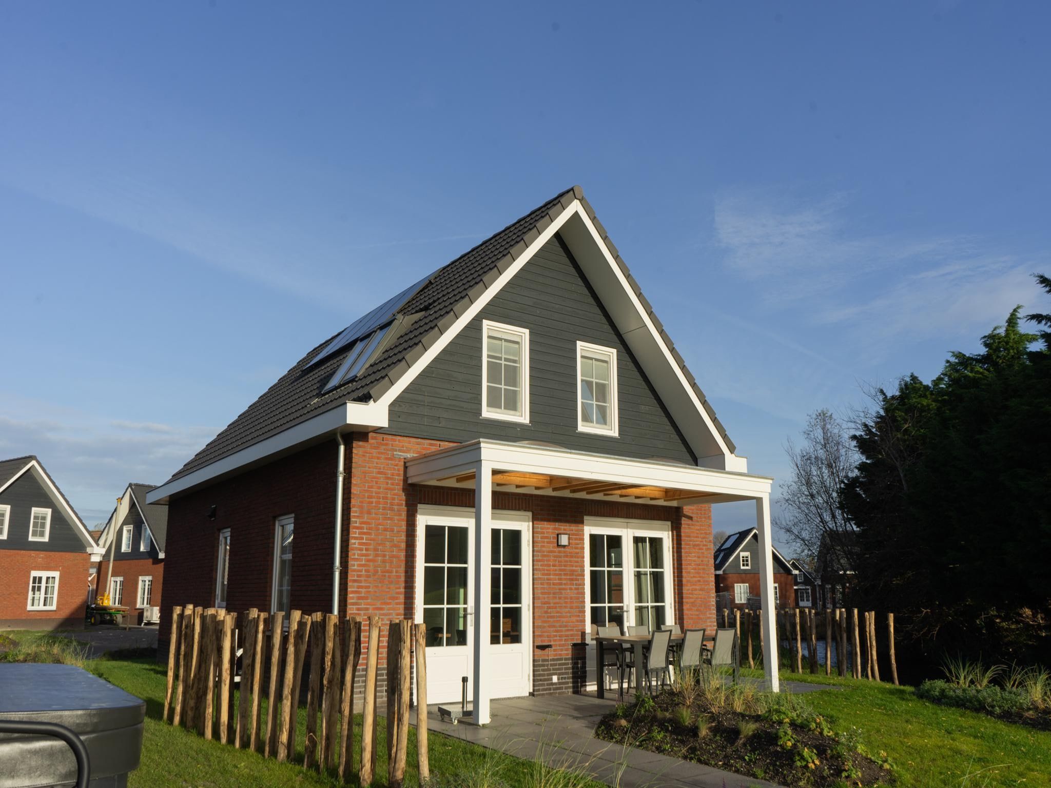 Het terras van Watervilla Sauna 6 in Medemblik