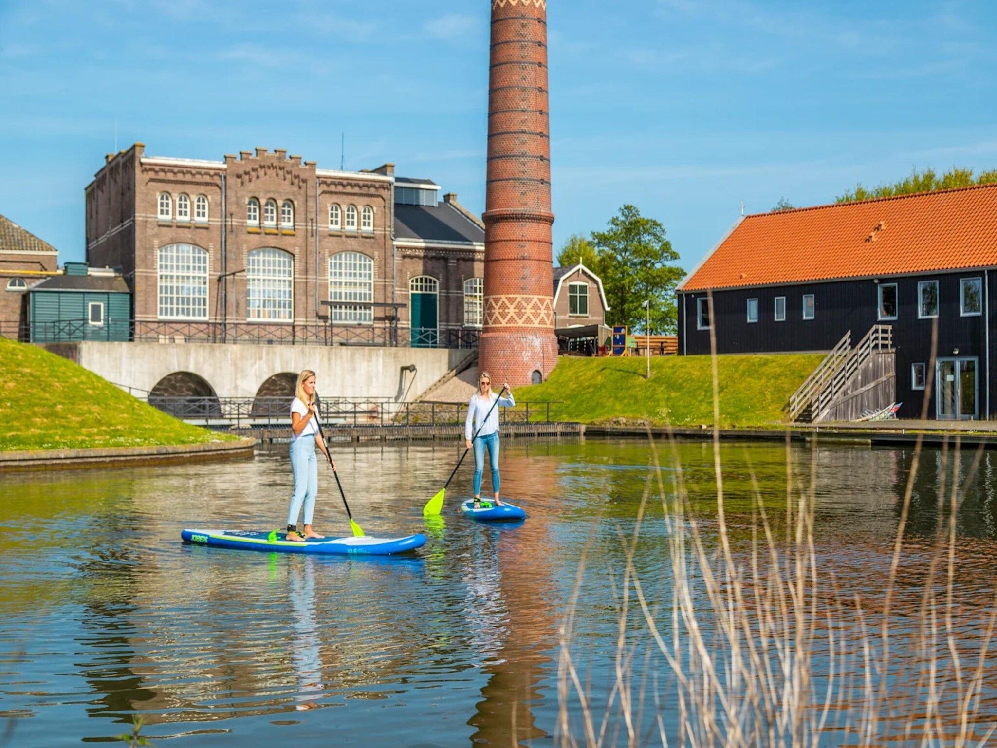 Parkfaciliteiten bij Watervilla Sauna 6 in Medemblik