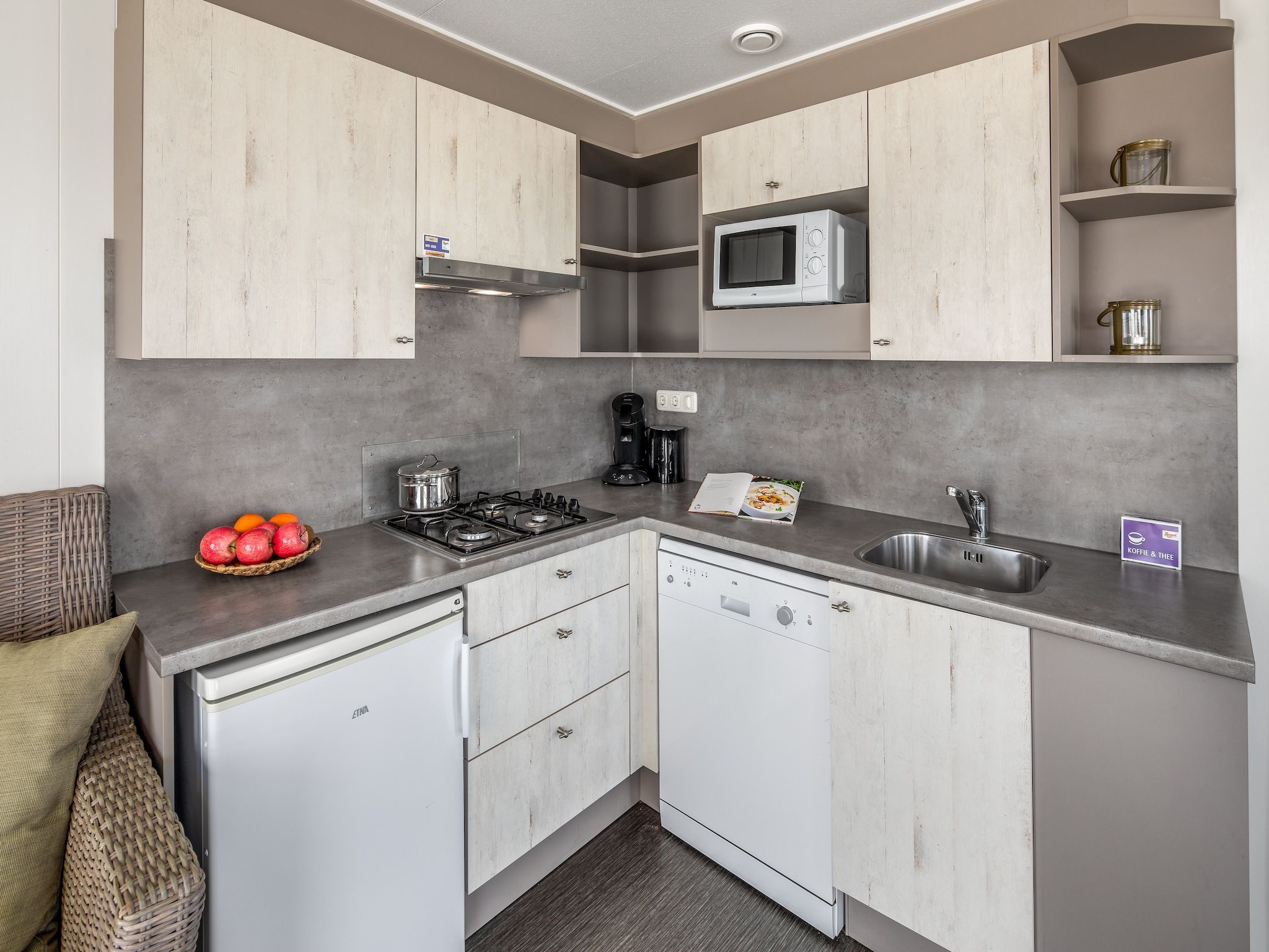 De keuken van Vakantiepark Beach Resort 24 in Kamperland