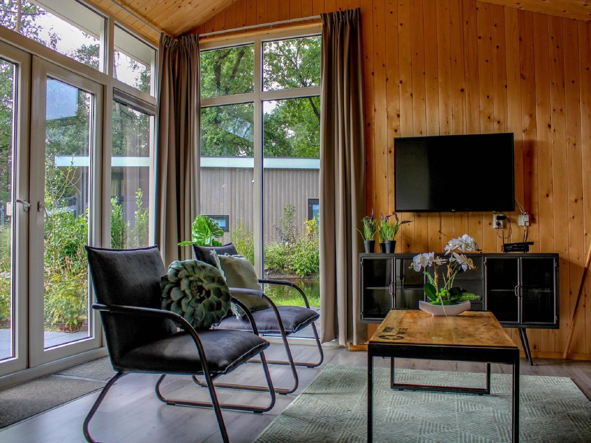 De woonkamer van Vakantiepark De Rimboe & De Woeste Hoogte 27 in Hoenderloo