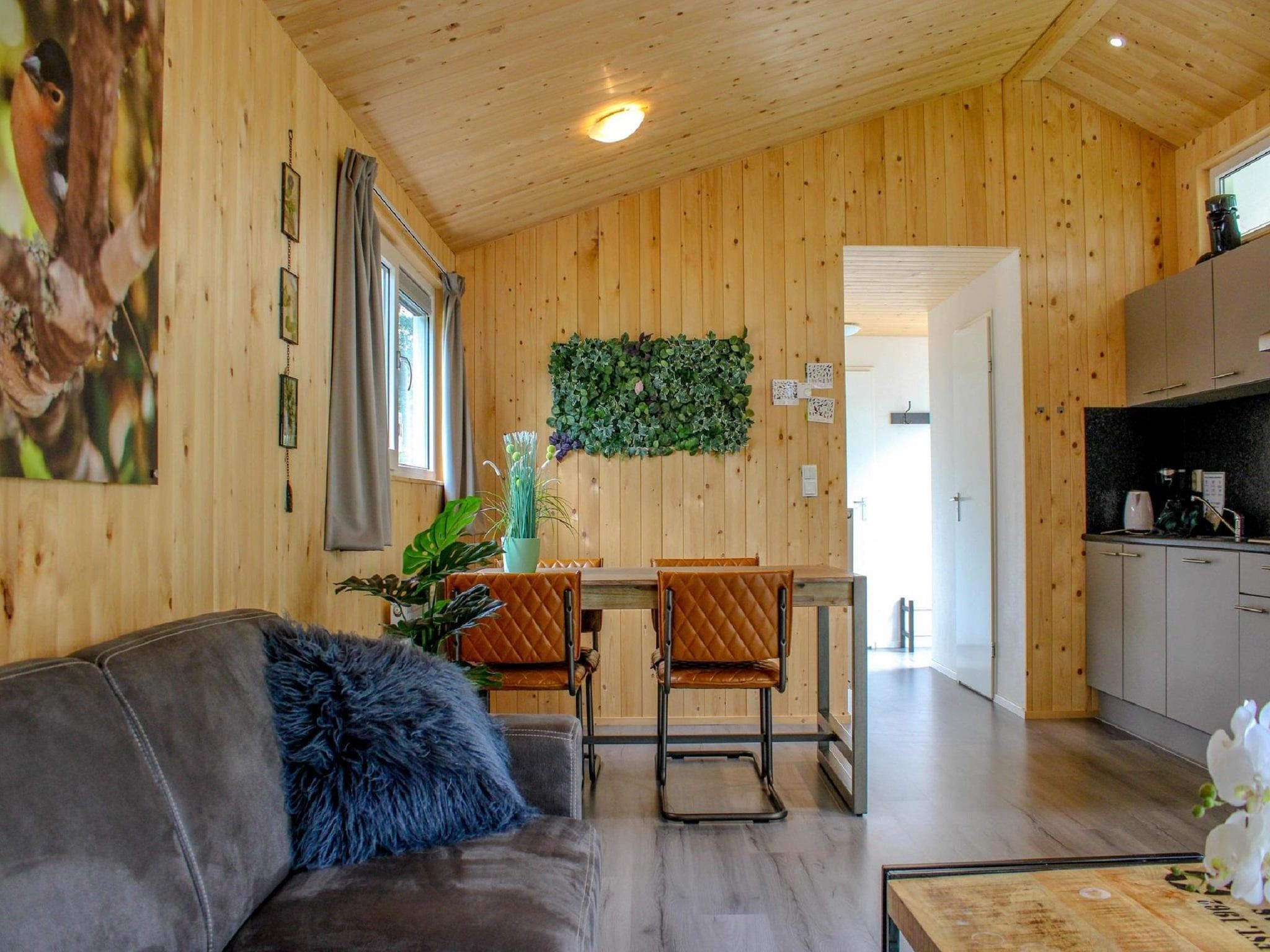 De eetkamer van Vakantiepark De Rimboe & De Woeste Hoogte 27 in Hoenderloo