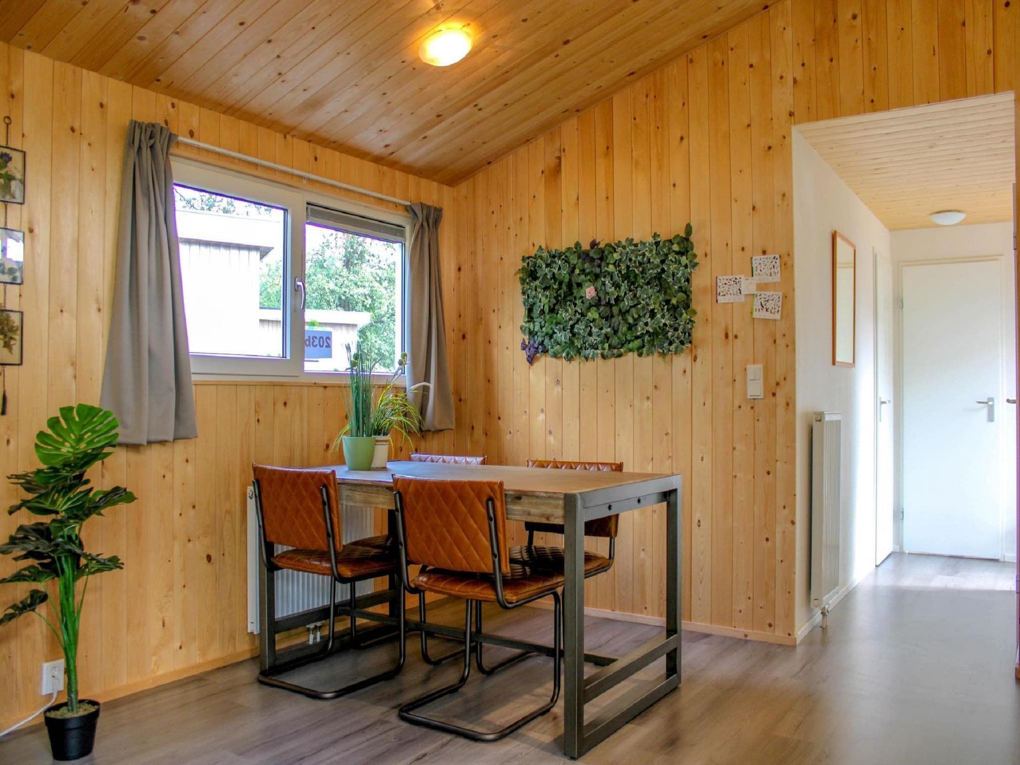 De eetkamer van Vakantiepark De Rimboe & De Woeste Hoogte 27 in Hoenderloo