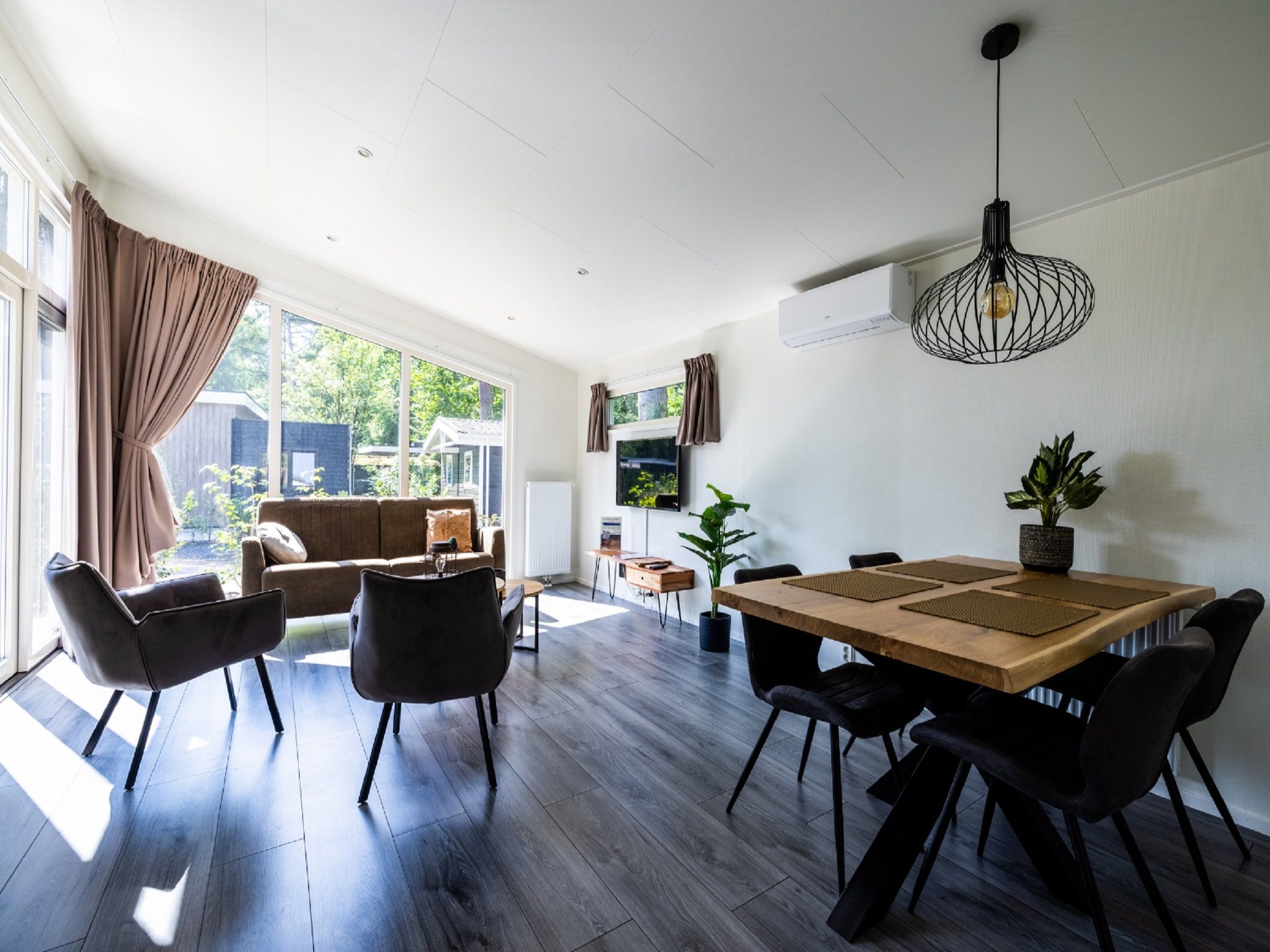 De eetkamer van Vakantiepark De Rimboe & De Woeste Hoogte 27 in Hoenderloo