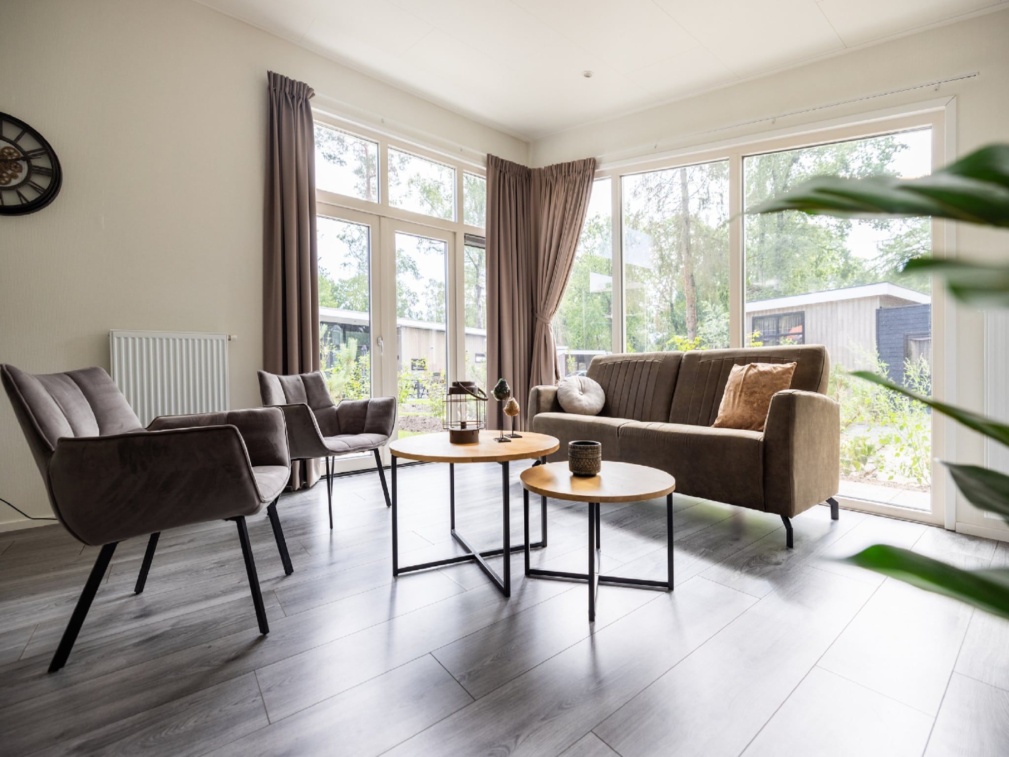 De woonkamer van Vakantiepark De Rimboe & De Woeste Hoogte 27 in Hoenderloo