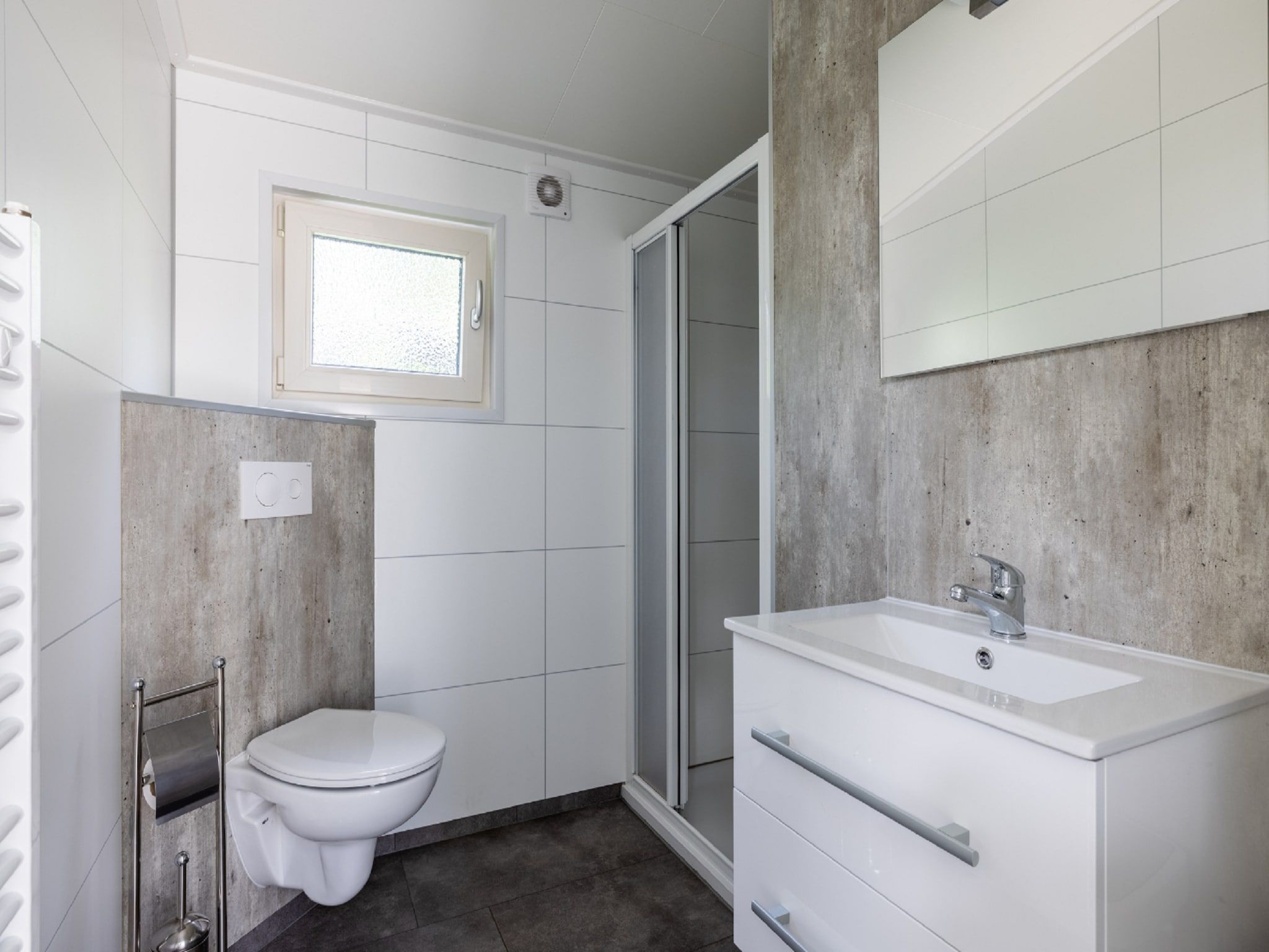 De badkamer van Vakantiepark De Rimboe & De Woeste Hoogte 27 in Hoenderloo