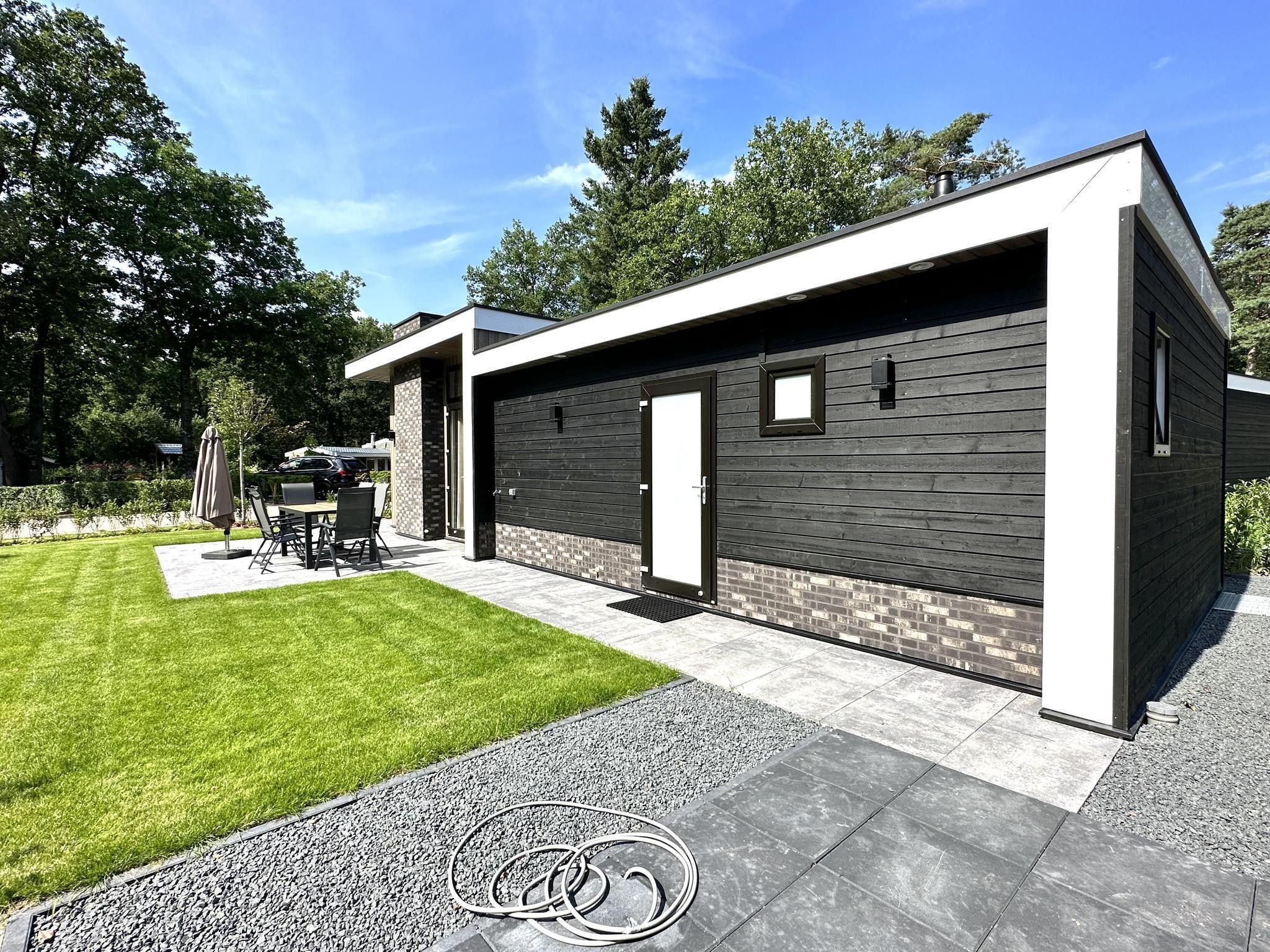 De tuin van Vakantiepark De Rimboe & De Woeste Hoogte 28 in Hoenderloo