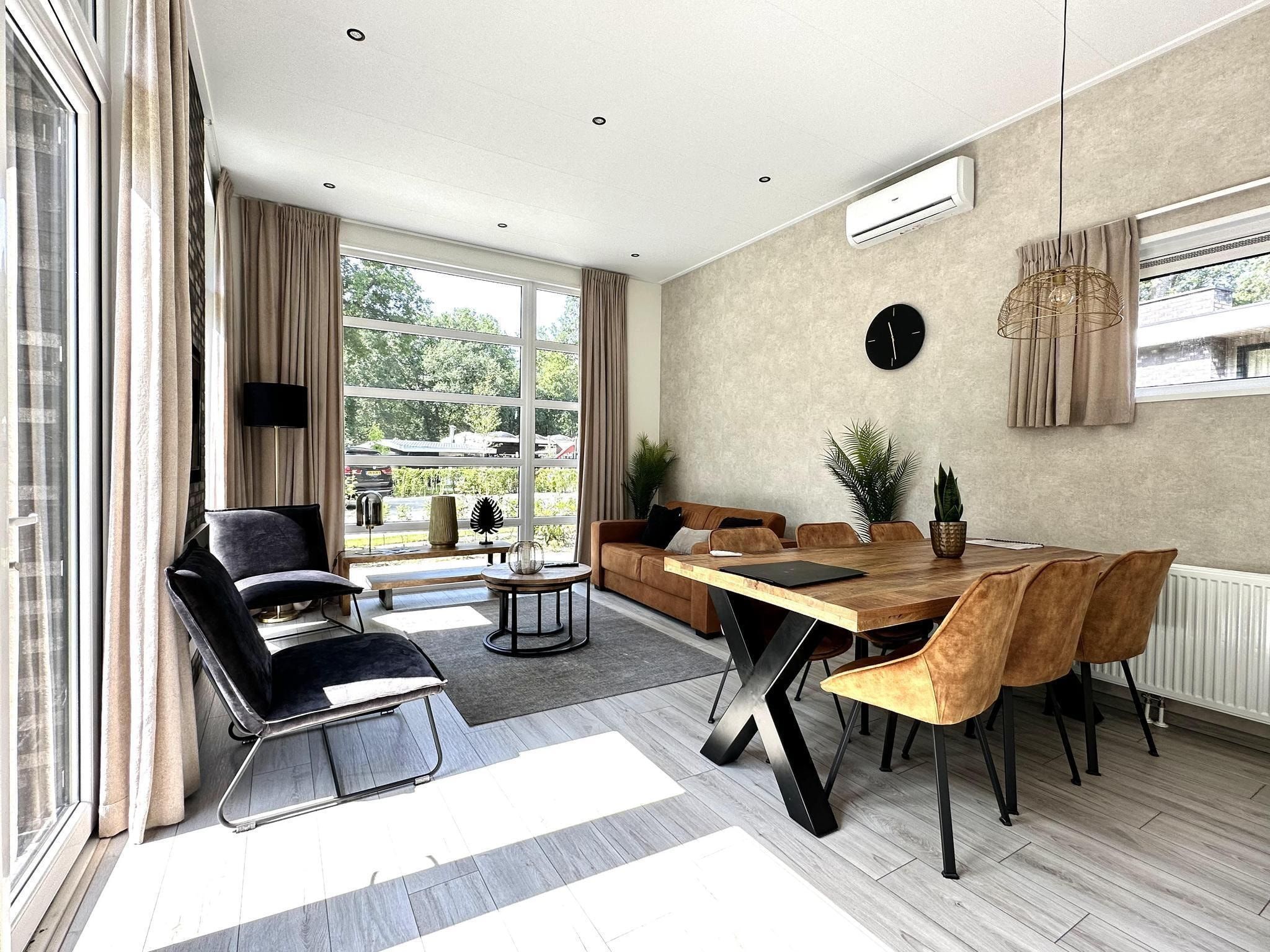 De woonkamer van Vakantiepark De Rimboe & De Woeste Hoogte 28 in Hoenderloo