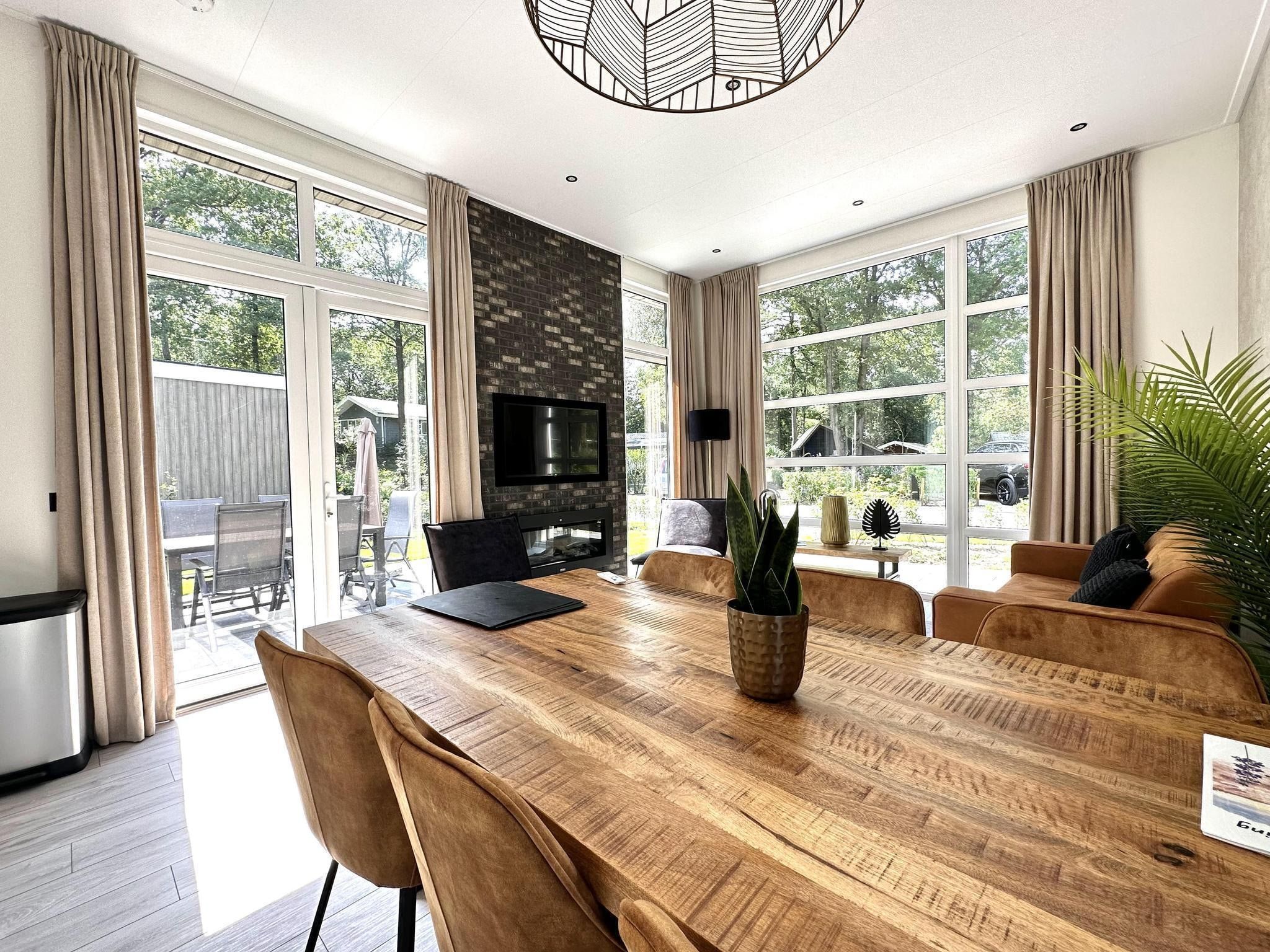 De woonkamer van Vakantiepark De Rimboe & De Woeste Hoogte 28 in Hoenderloo