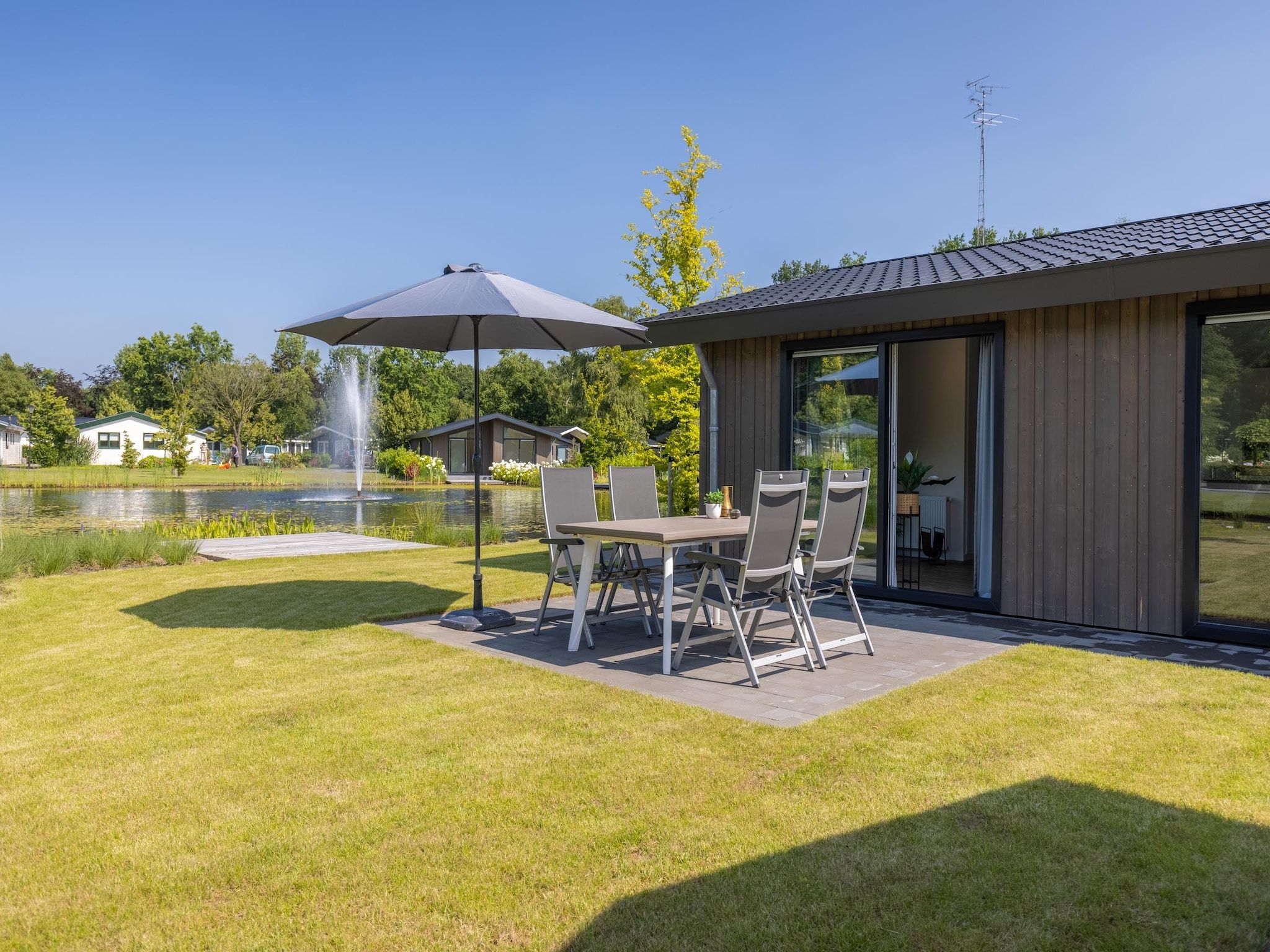 Het terras van Vakantiepark Molenvelden 4 in Veldhoven