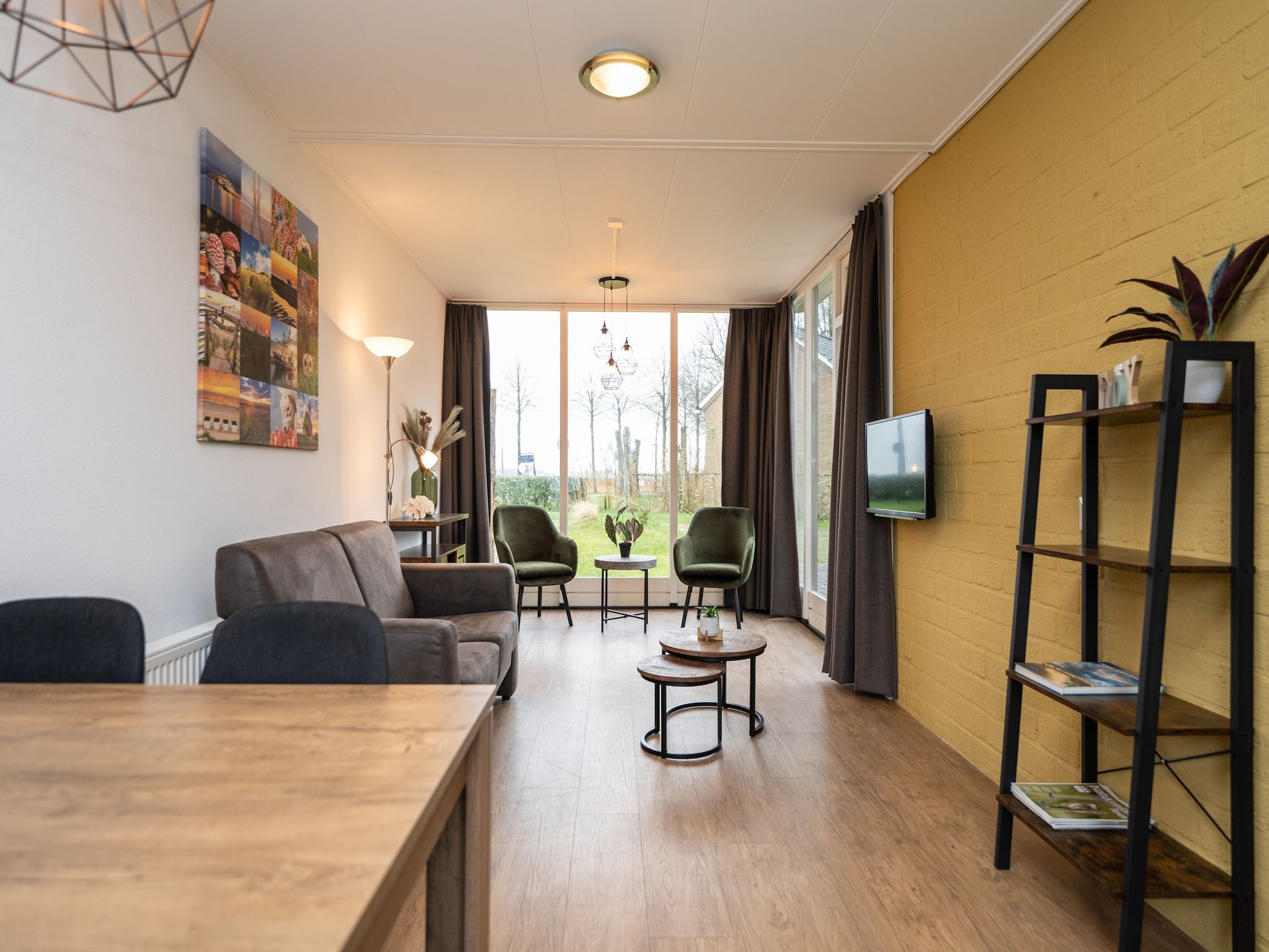 De woonkamer van Vakantiepark 't Eibernest Texel 1 in De Cocksdorp