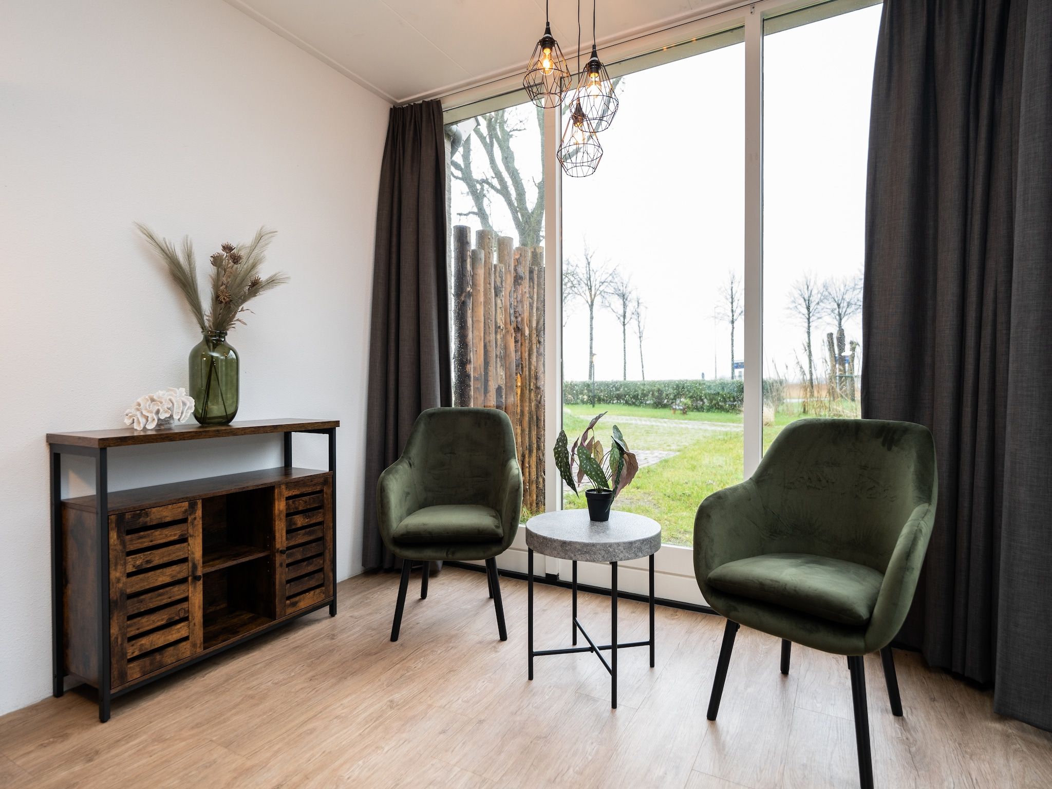 De woonkamer van Vakantiepark 't Eibernest Texel 1 in De Cocksdorp