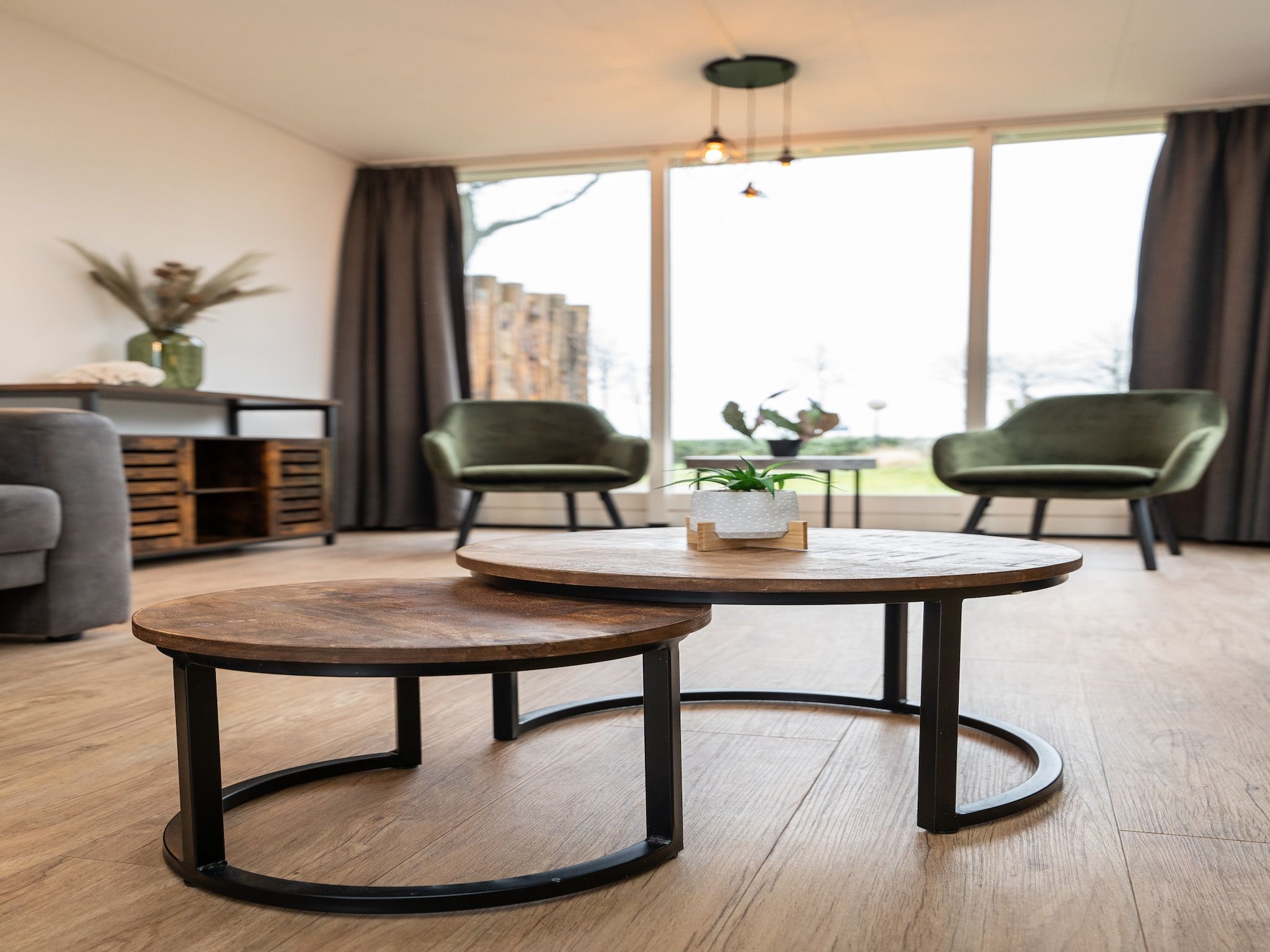 De woonkamer van Vakantiepark 't Eibernest Texel 1 in De Cocksdorp