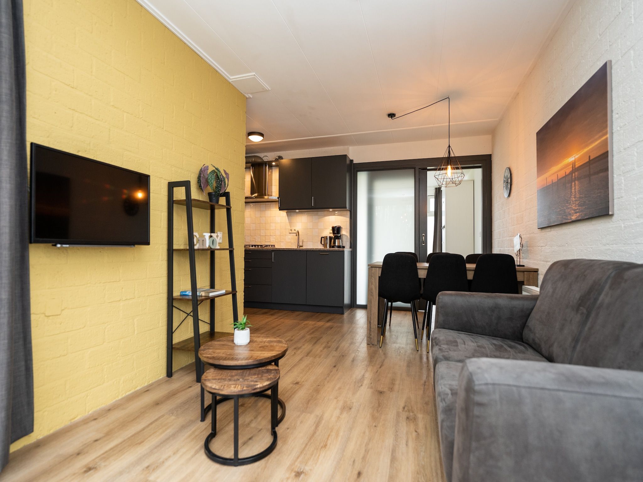 De woonkamer van Vakantiepark 't Eibernest Texel 1 in De Cocksdorp