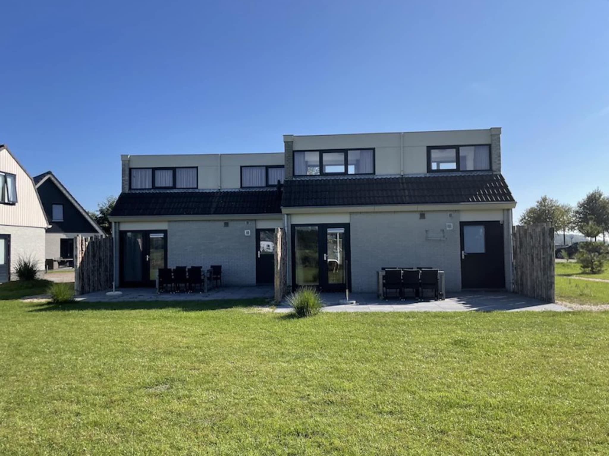 De buitenkant van Vakantiepark 't Eibernest Texel 2 in De Cocksdorp