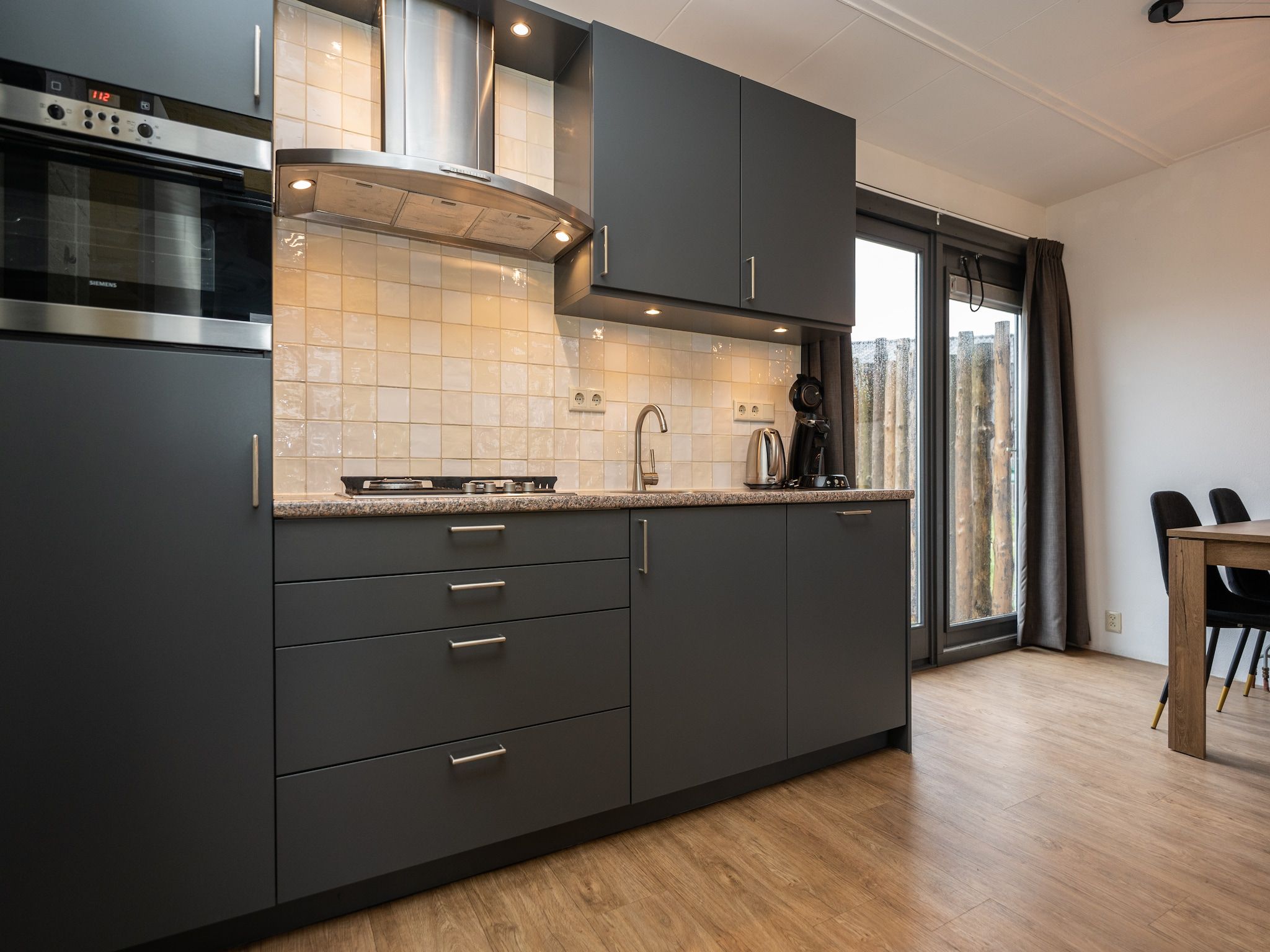 De keuken van Vakantiepark 't Eibernest Texel 3 in De Cocksdorp