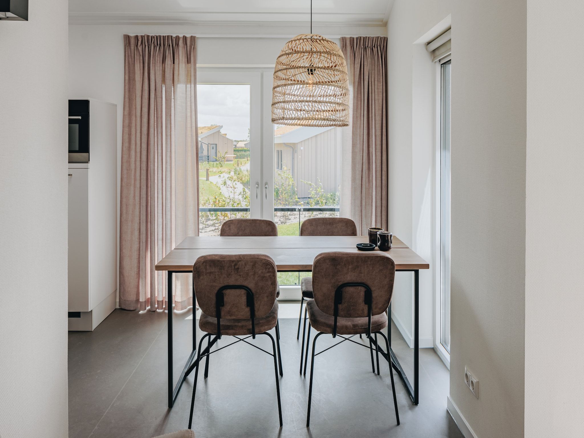 De eetkamer van Vakantiepark Zeebad 11 in Breskens