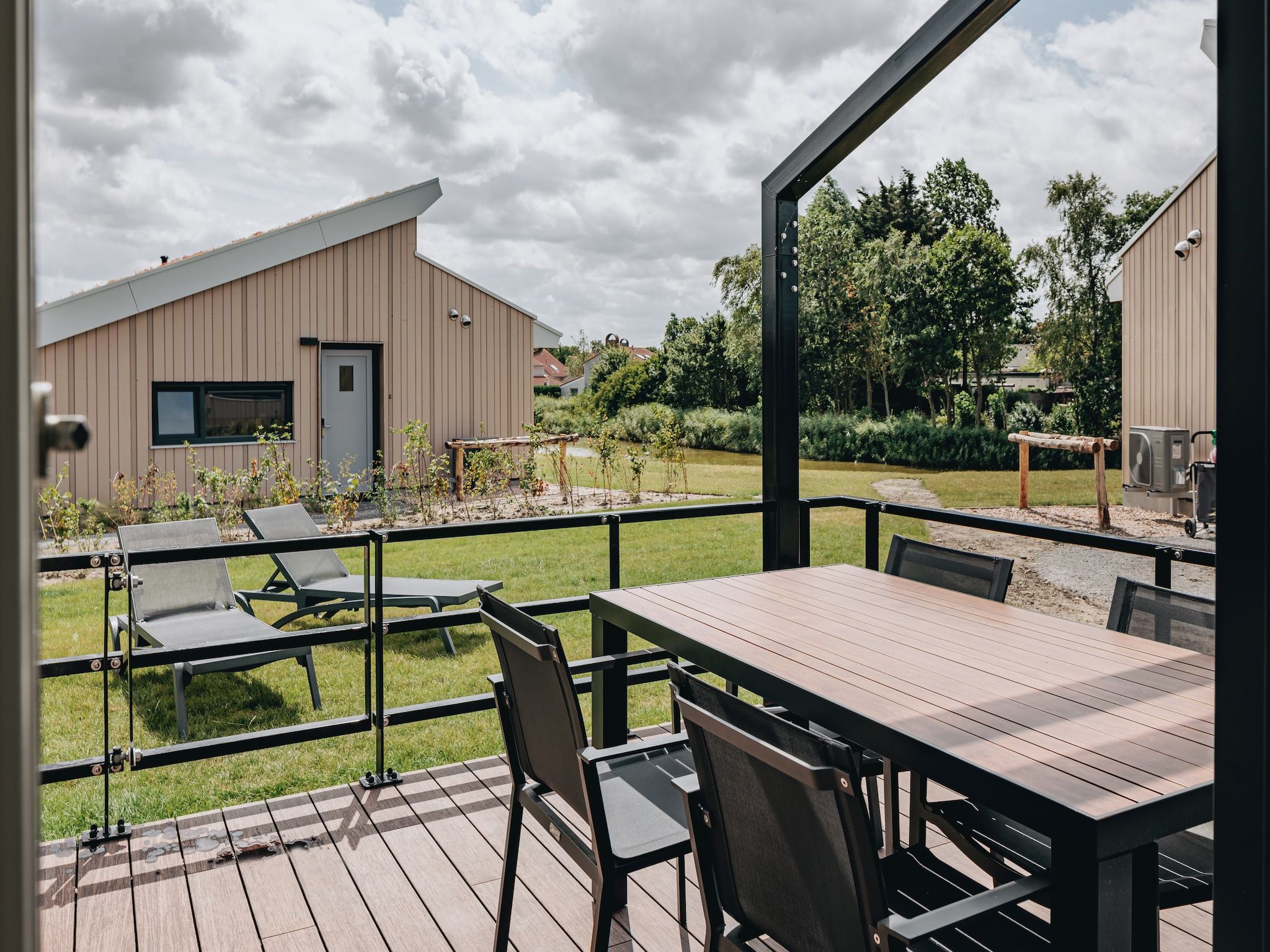 Het terras van Vakantiepark Zeebad 11 in Breskens