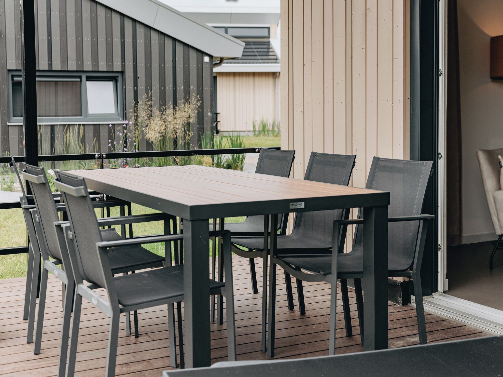 Het terras van Vakantiepark Zeebad 12 in Breskens