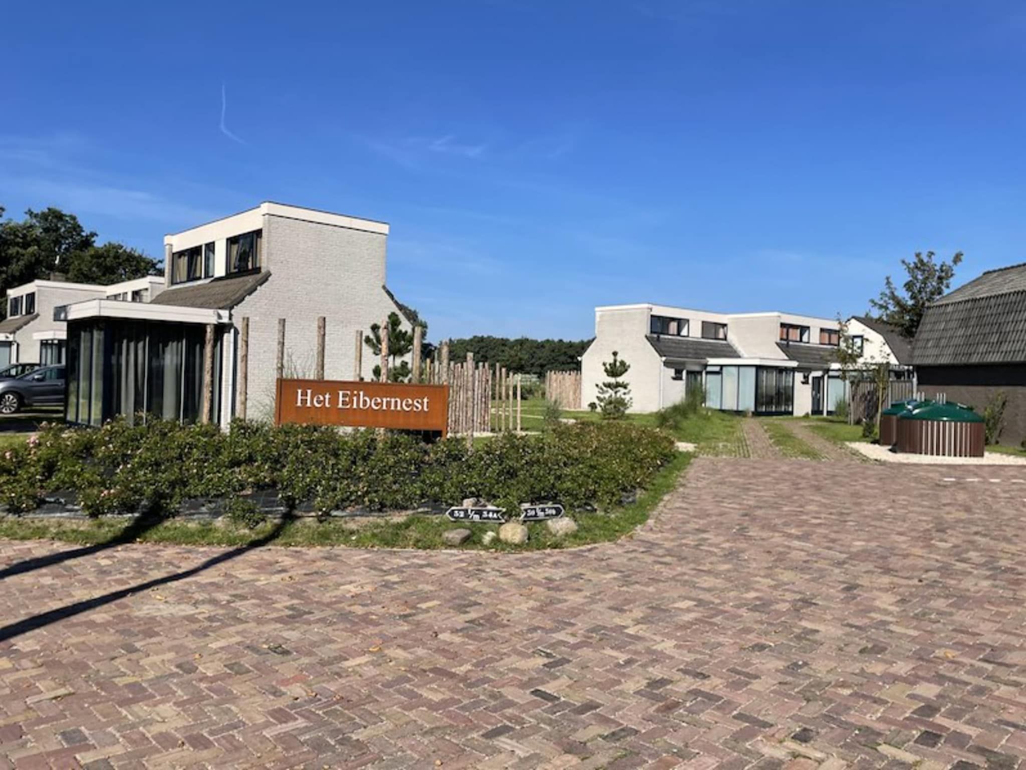 De buitenkant van Vakantiepark 't Eibernest Texel 4 in De Cocksdorp