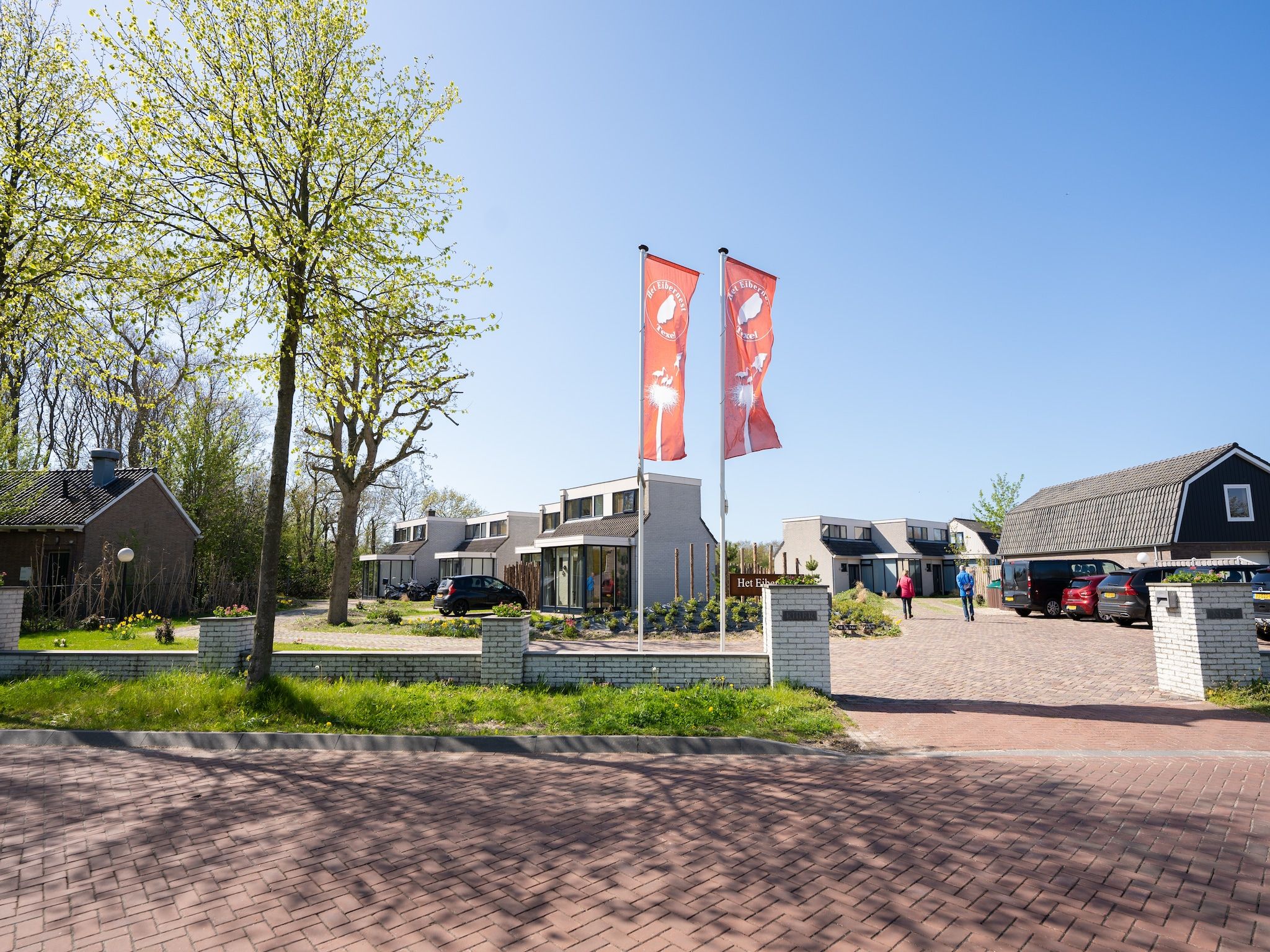 De buitenkant van Vakantiepark 't Eibernest Texel 4 in De Cocksdorp