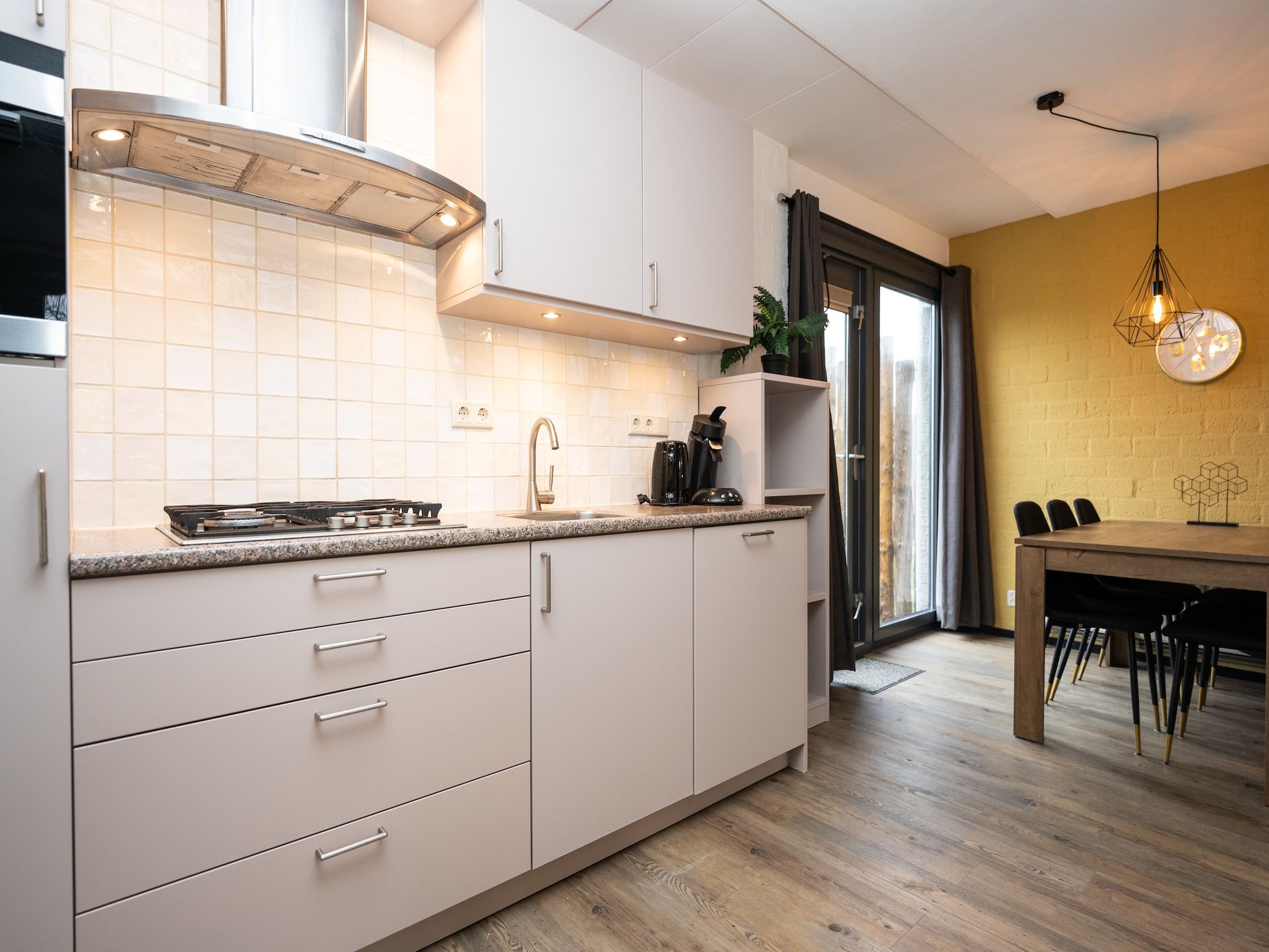 De keuken van Vakantiepark 't Eibernest Texel 5 in De Cocksdorp