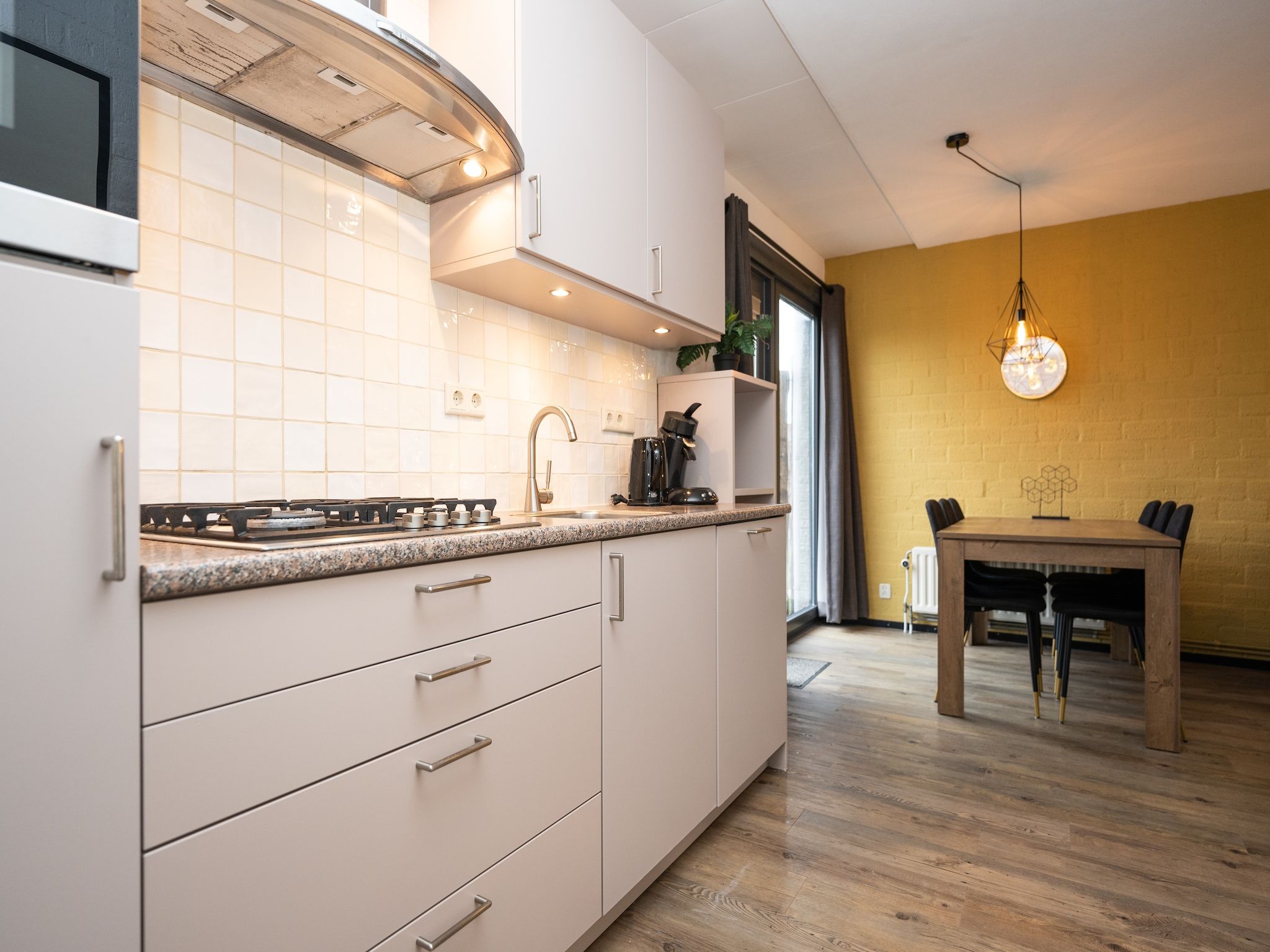 De keuken van Vakantiepark 't Eibernest Texel 5 in De Cocksdorp