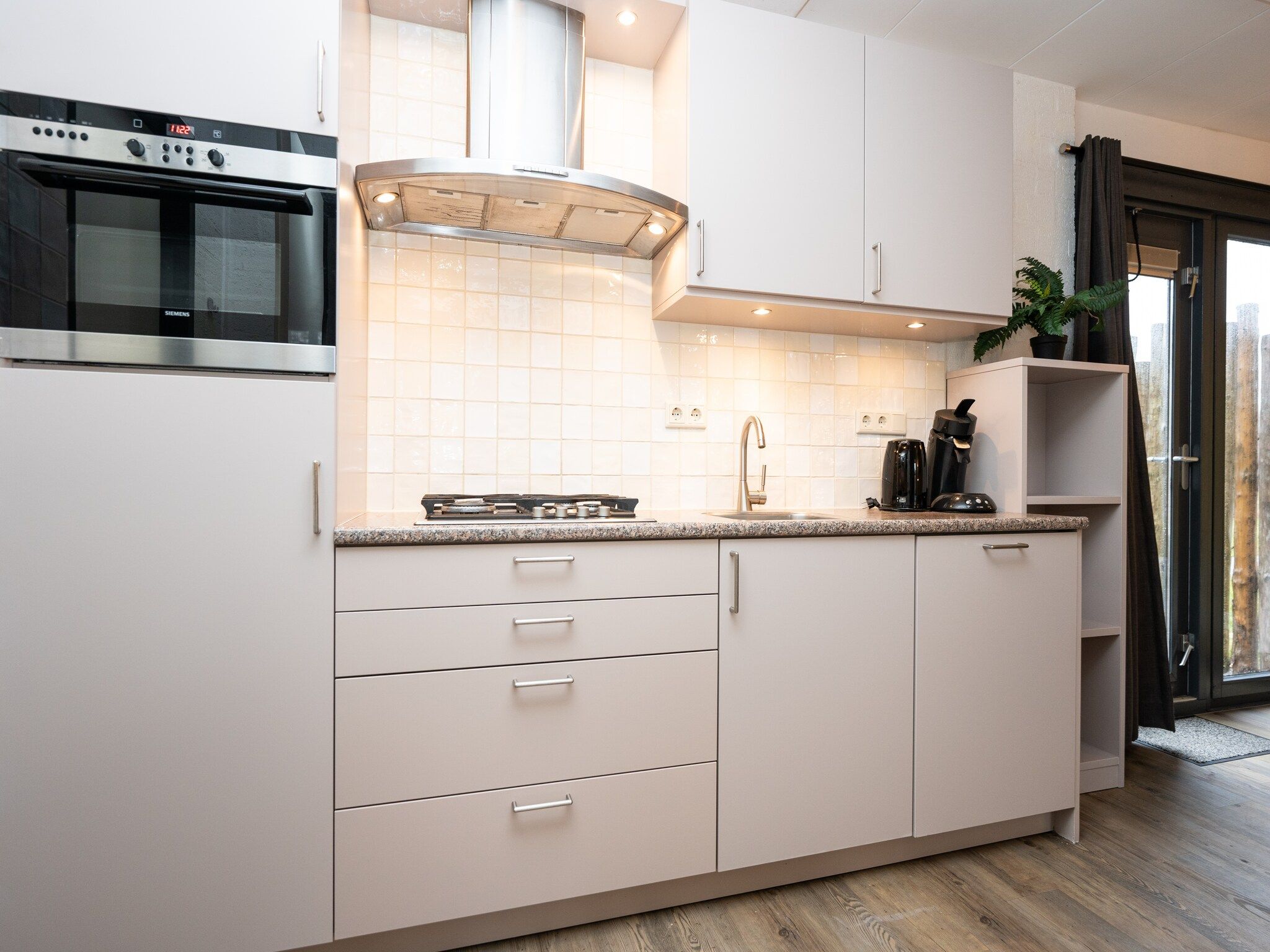 De keuken van Vakantiepark 't Eibernest Texel 5 in De Cocksdorp