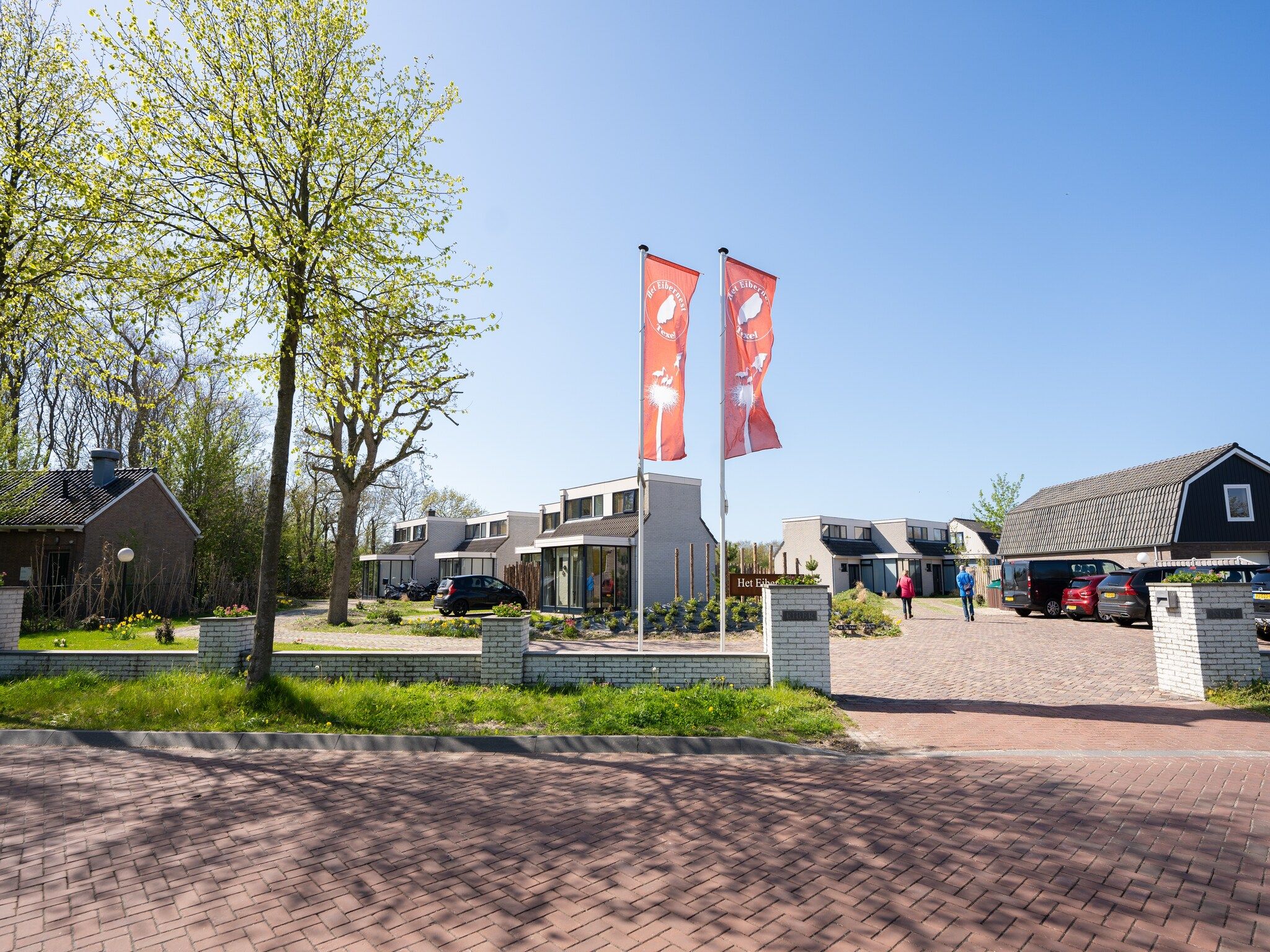De buitenkant van Vakantiepark 't Eibernest Texel 5 in De Cocksdorp