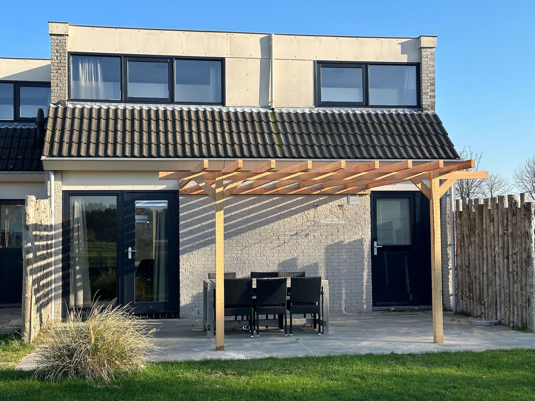 De buitenkant van Vakantiepark 't Eibernest Texel 5 in De Cocksdorp