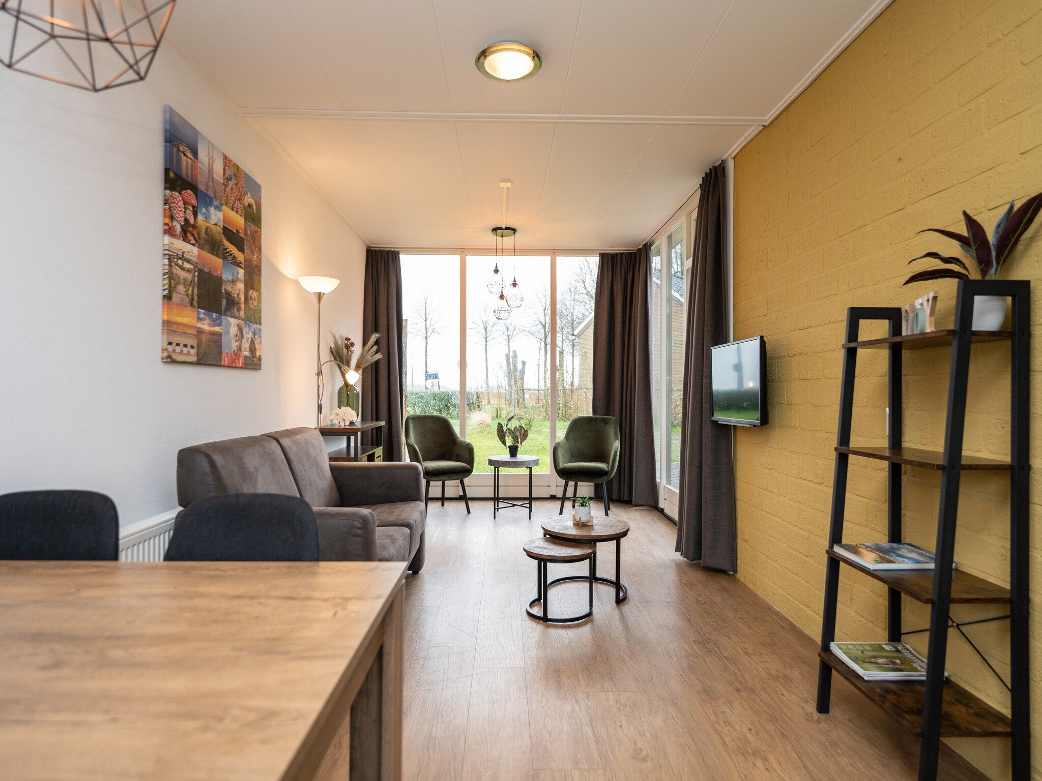 De woonkamer van Vakantiepark 't Eibernest Texel 6 in De Cocksdorp