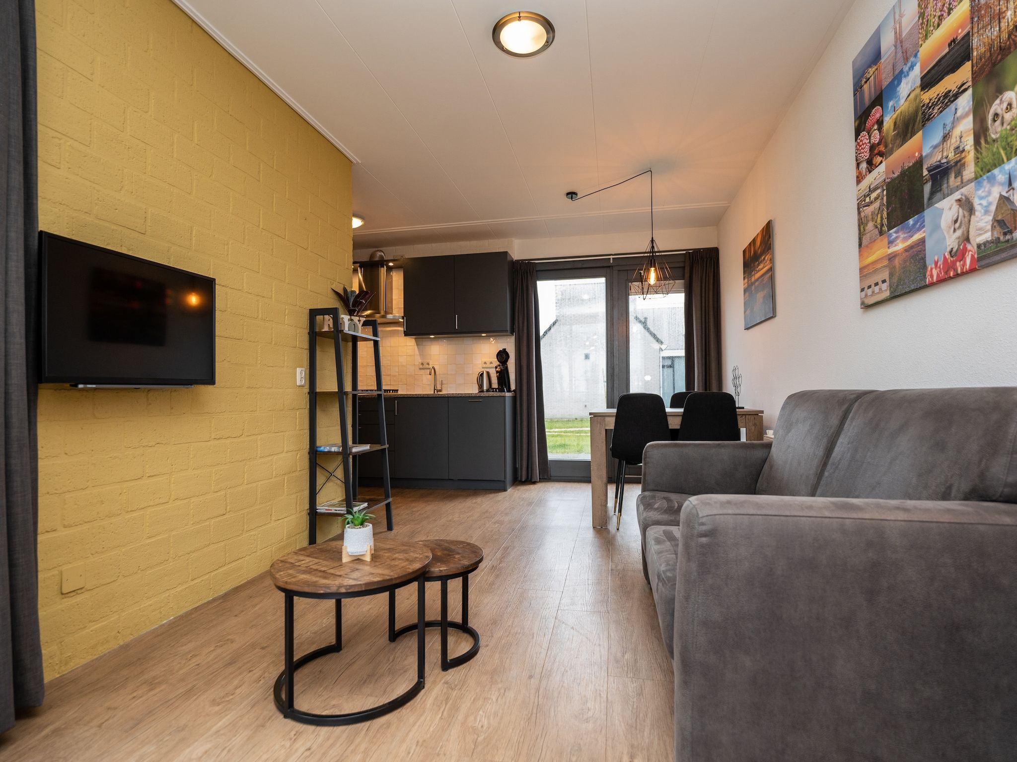 De woonkamer van Vakantiepark 't Eibernest Texel 6 in De Cocksdorp