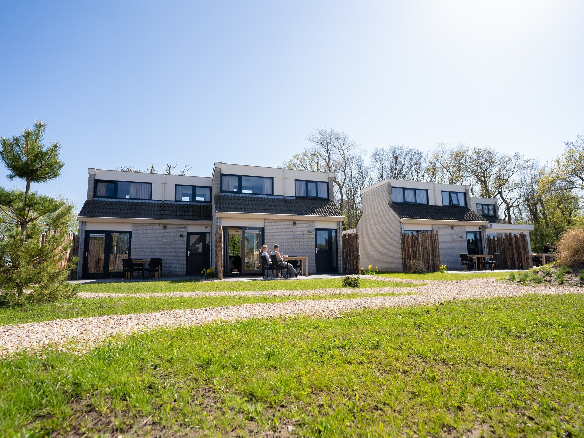 Het terras van Vakantiepark 't Eibernest Texel 6 in De Cocksdorp