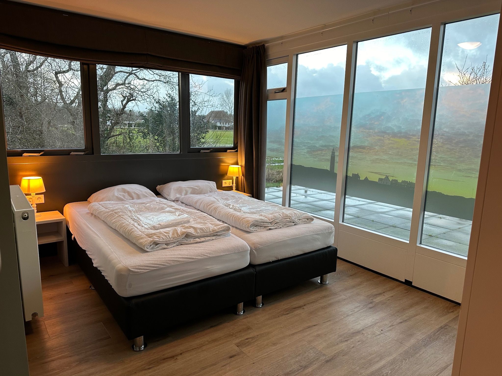 Een slaapkamer van Vakantiepark 't Eibernest Texel 6 in De Cocksdorp