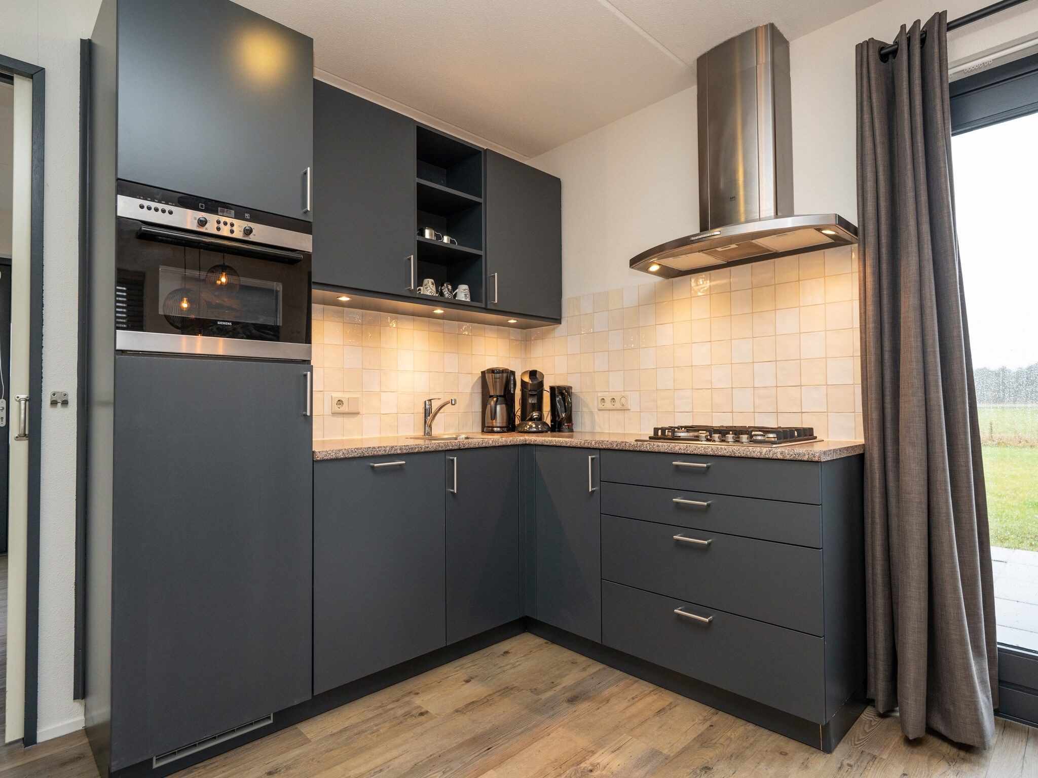 De keuken van Vakantiepark 't Eibernest Texel 7 in De Cocksdorp