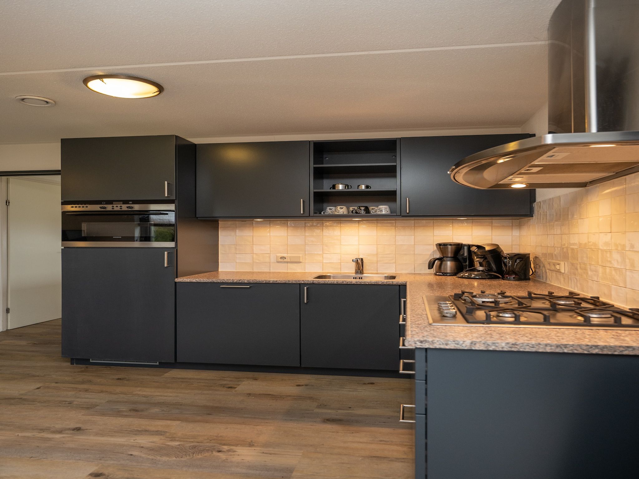 De keuken van Vakantiepark 't Eibernest Texel 7 in De Cocksdorp