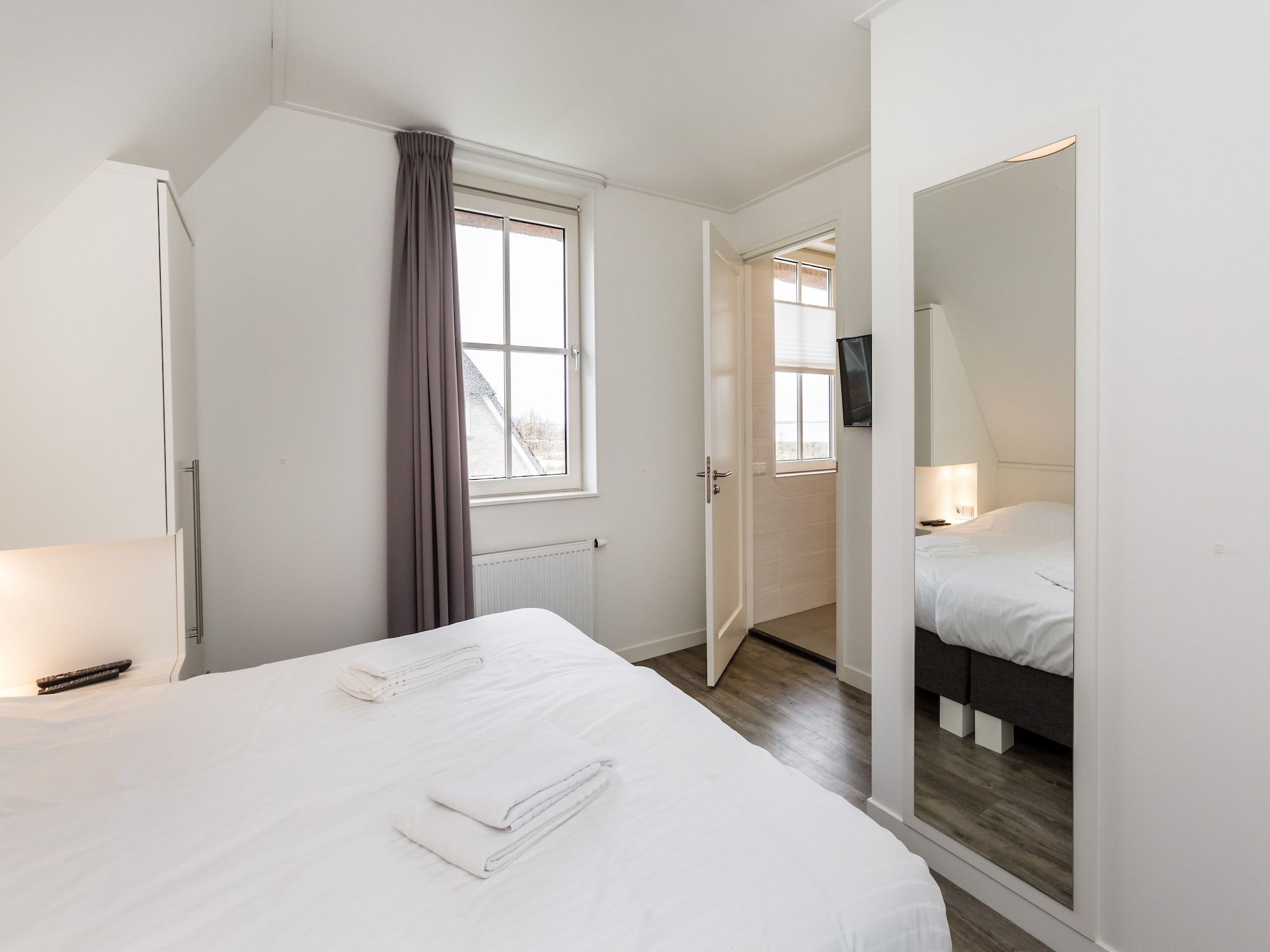 Een slaapkamer van Friese Meren Villa's 17 in Delfstrahuizen