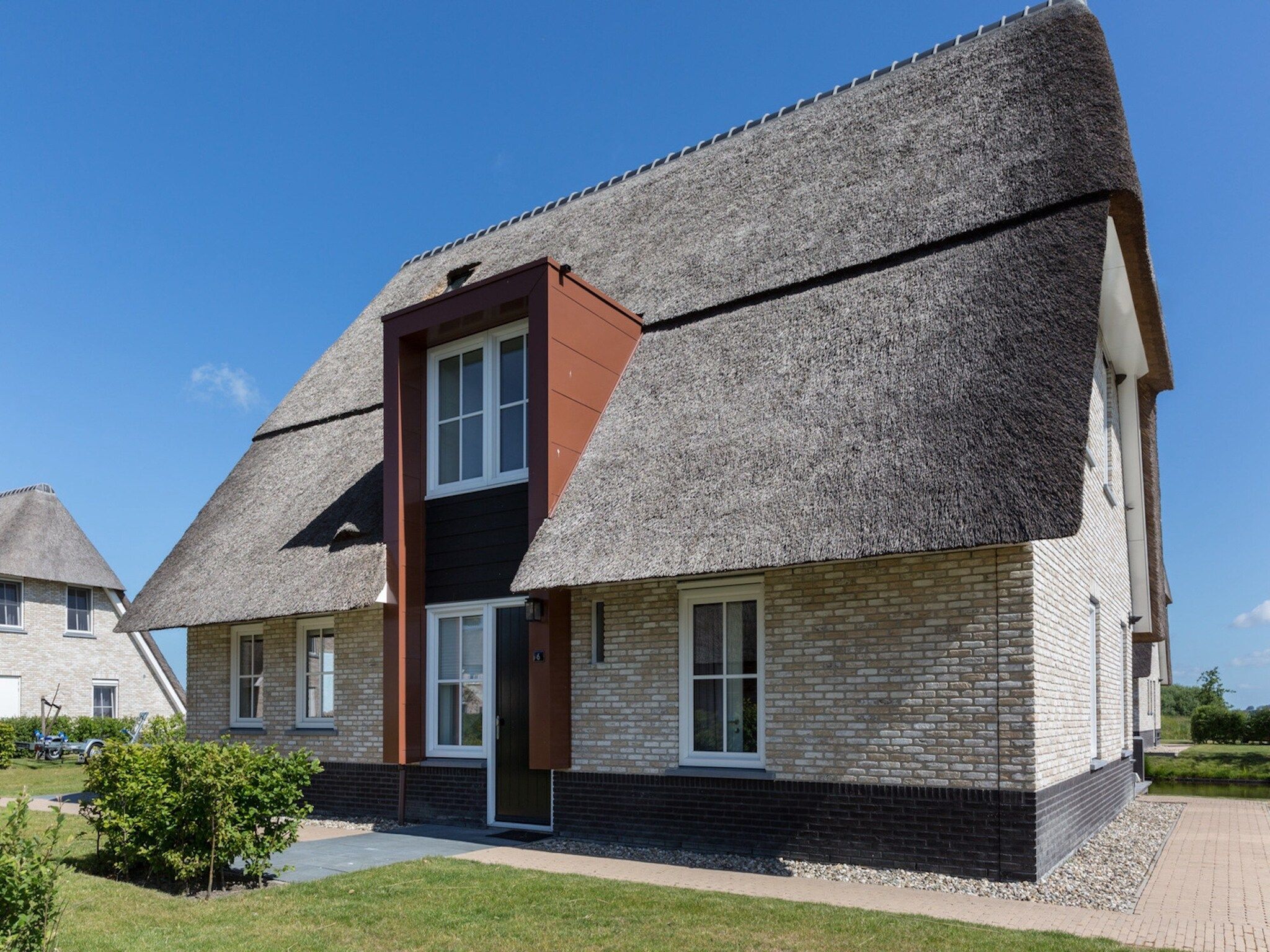 De buitenkant van Friese Meren Villa's 17 in Delfstrahuizen