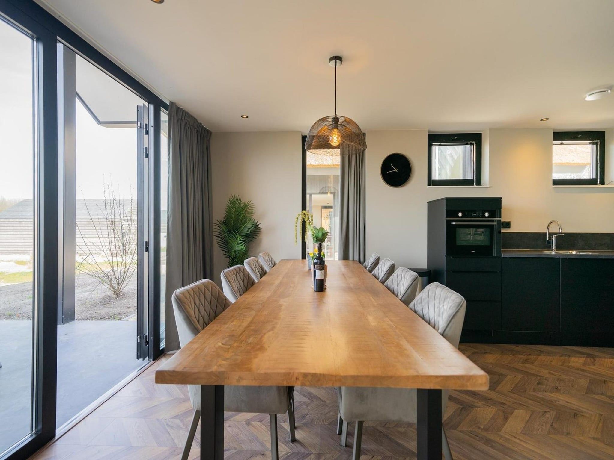 De eetkamer van Resort De IJssel Eilanden 8 in Kampen