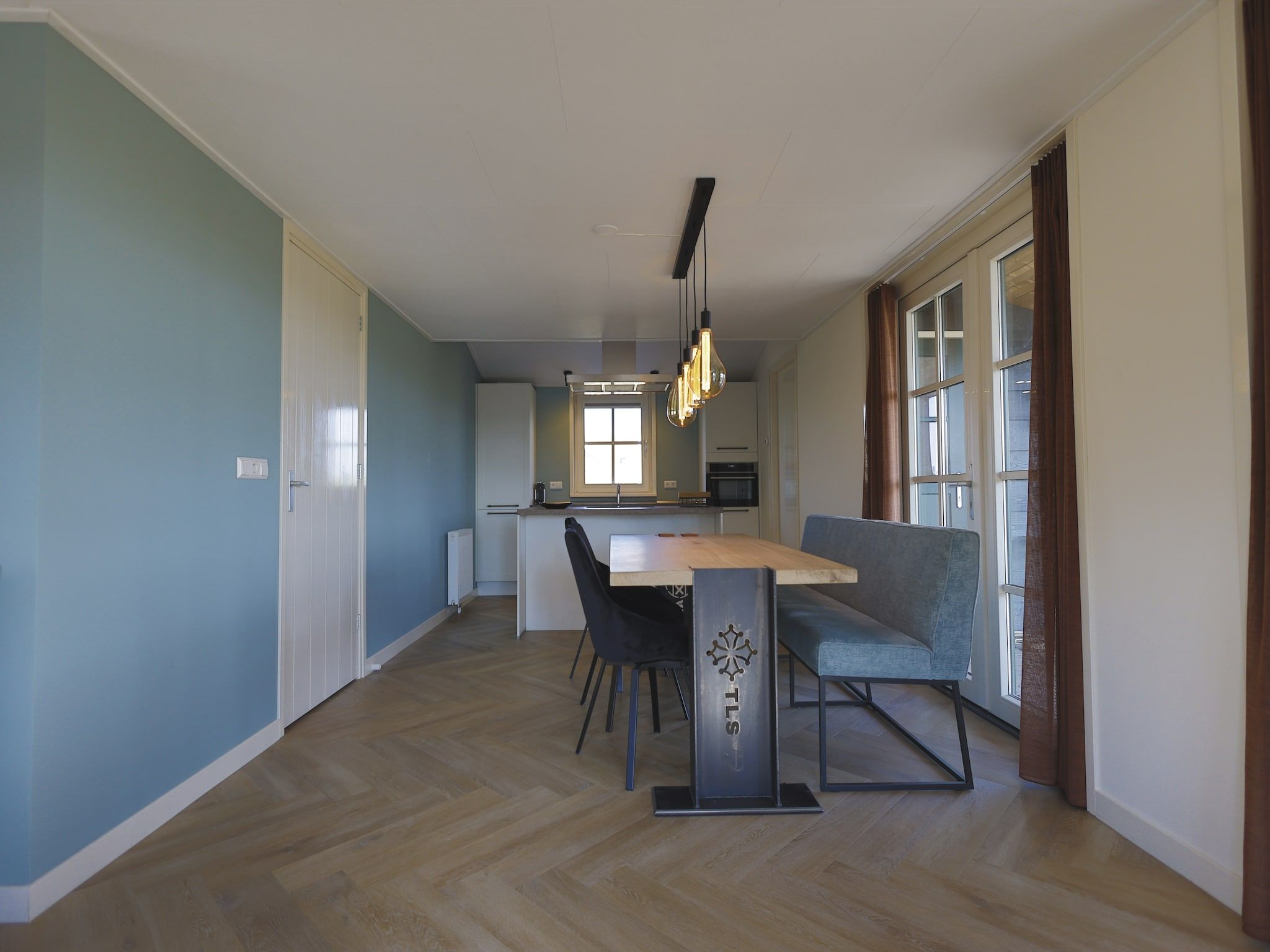 De eetkamer van Recreatiepark Wiringherlant - Wiringher Villa 23 in Hippolytushoef