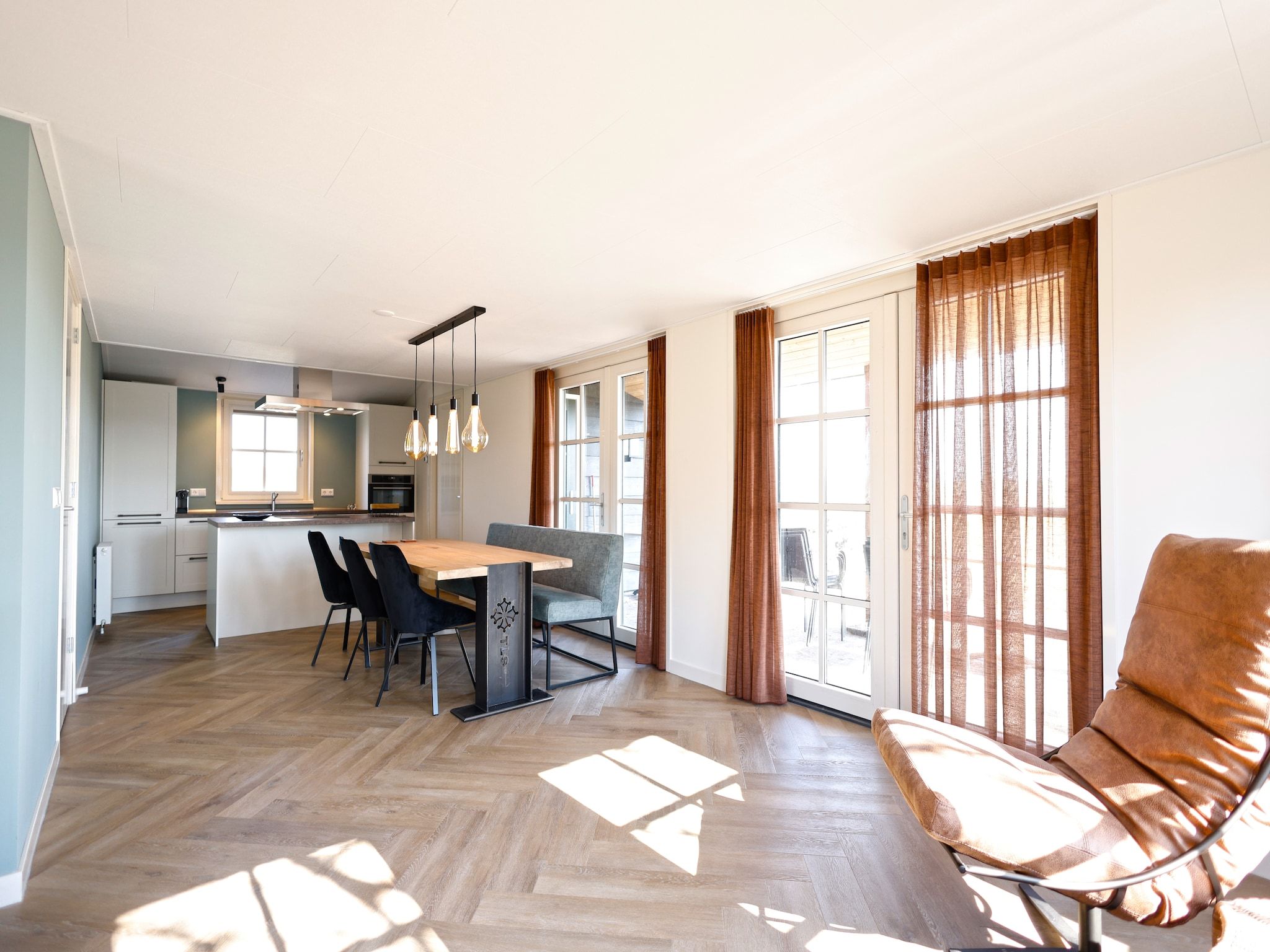 De eetkamer van Recreatiepark Wiringherlant - Wiringher Villa 23 in Hippolytushoef