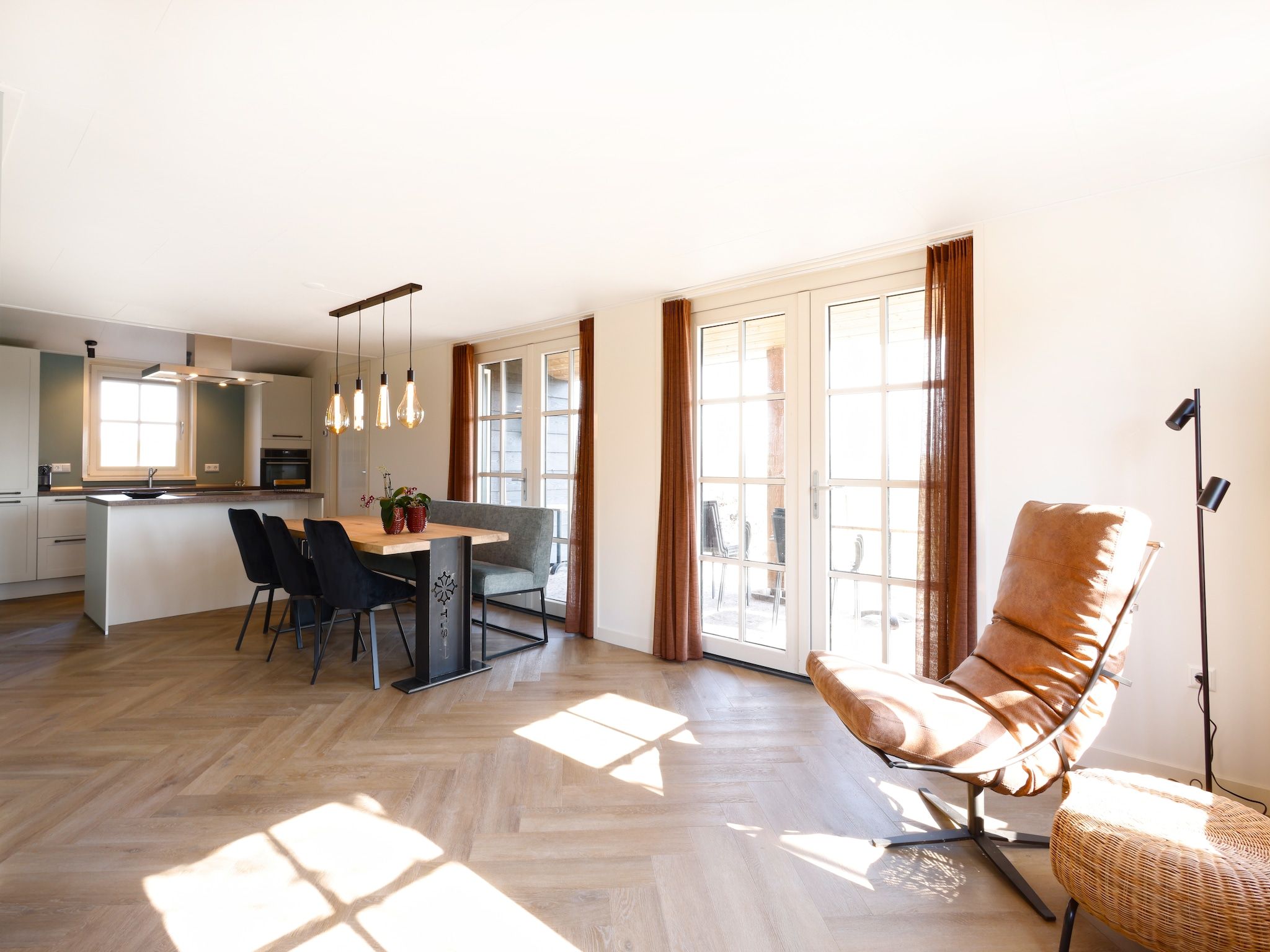 De eetkamer van Recreatiepark Wiringherlant - Wiringher Villa 23 in Hippolytushoef